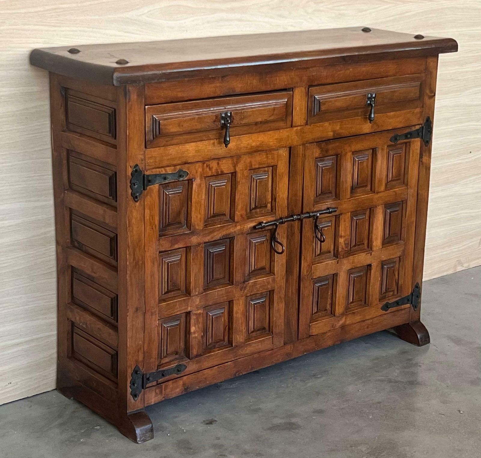 Buffet baroque espagnol à deux tiroirs en noyer sculpté, XIXe siècle photo Mobilier