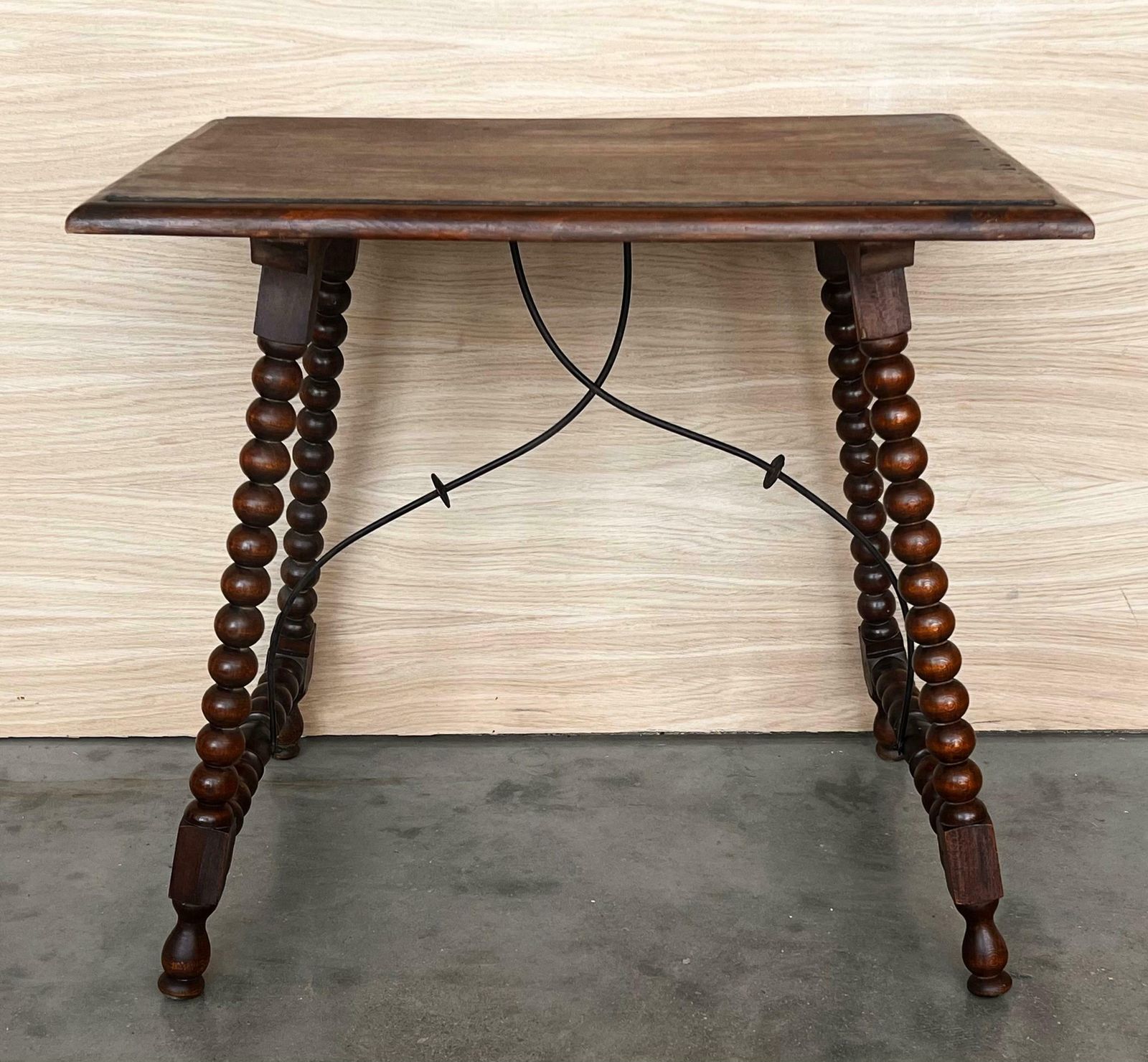 Table d'appoint espagnole du XIXe siècle, pieds tournés et entretoise en fer photo furniture