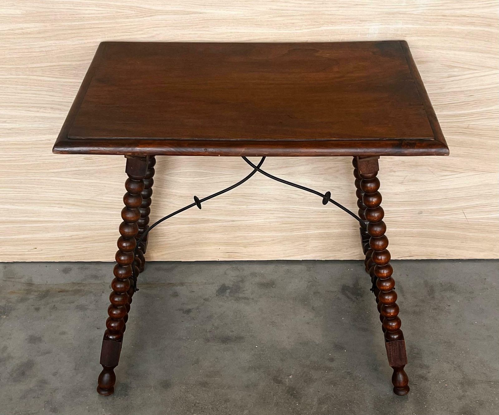 Table d'appoint espagnole du XIXe siècle, pieds tournés et entretoise en fer photo Mobilier