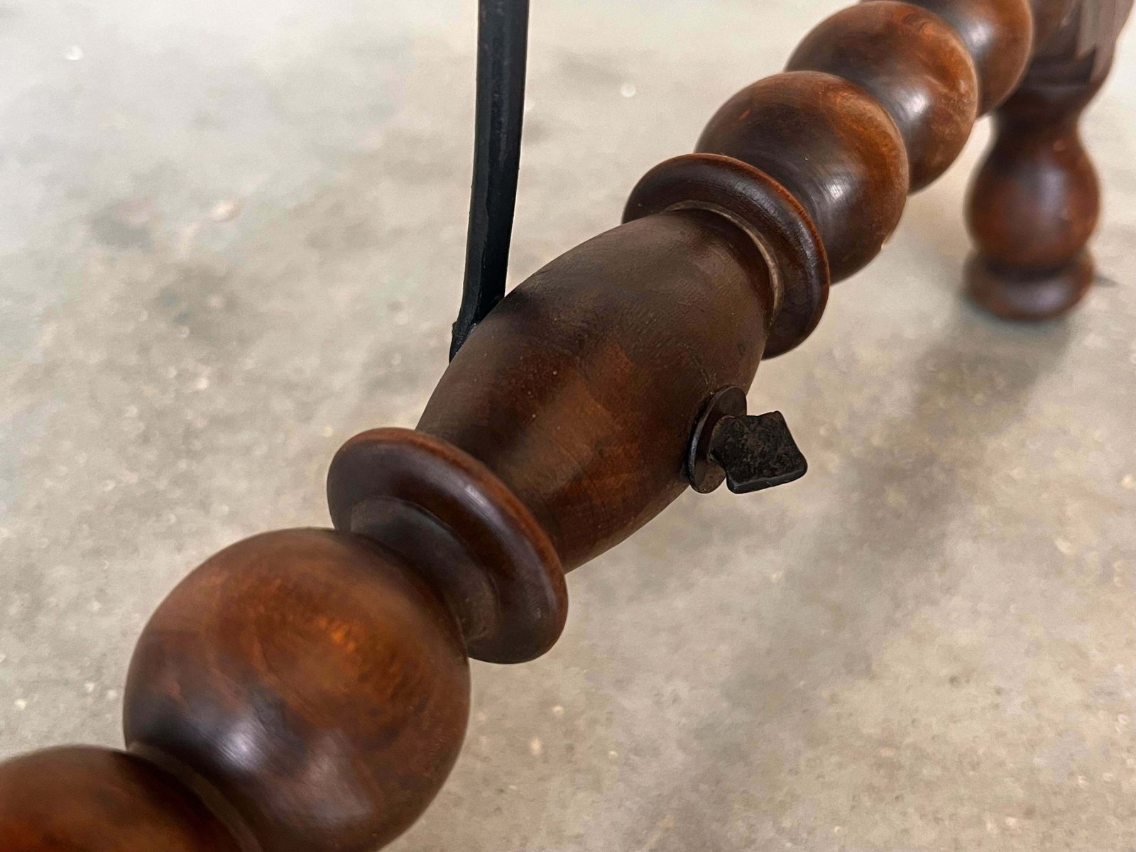 Mobilier Table d'appoint espagnole du XIXe siècle, pieds tournés et entretoise en fer photo