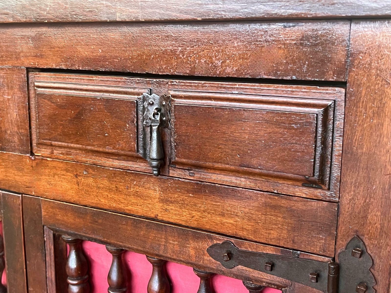 photo furniture Commode espagnole en noyer sculpté, tables de chevet ou console étroite, années 1920