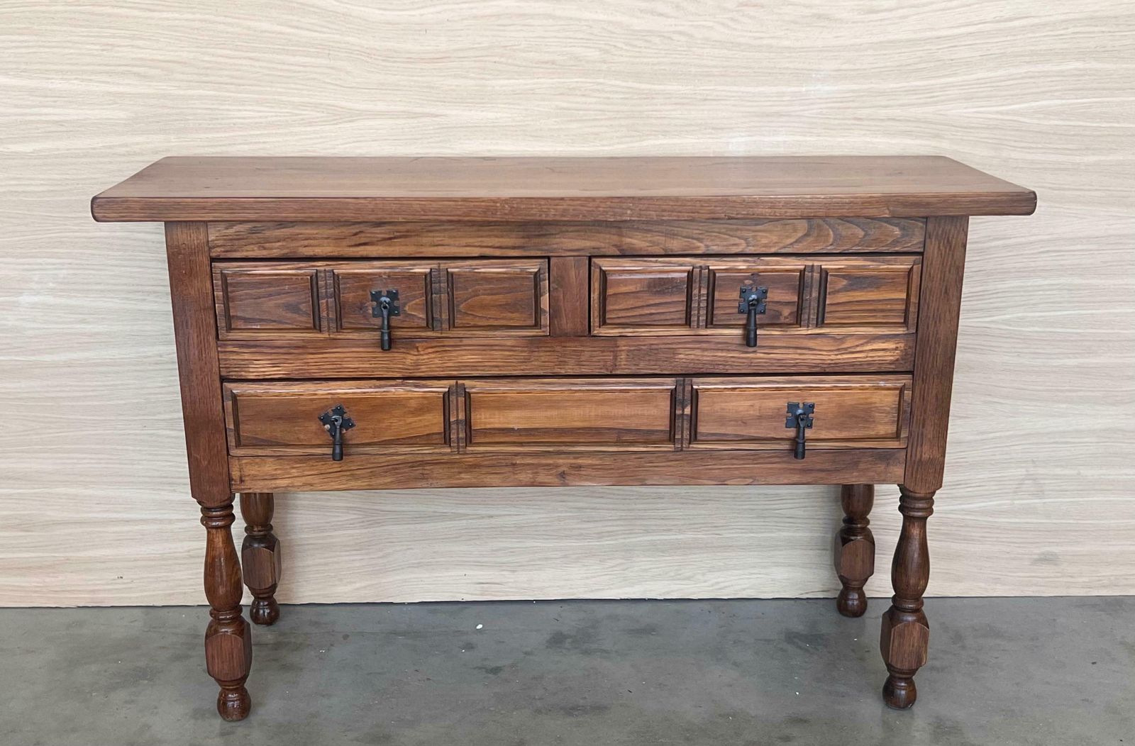 Console catalane espagnole en noyer sculpté, quatre tiroirs, XIXe siècle photo furniture