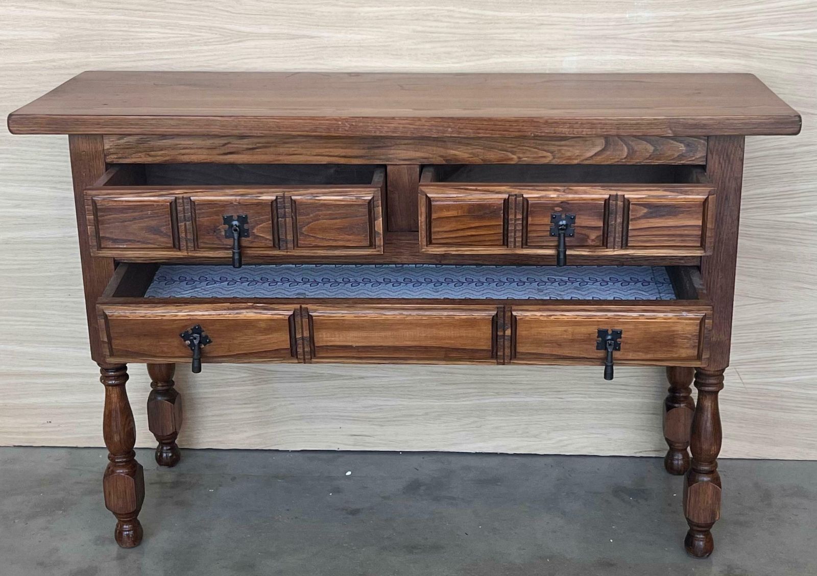 Console catalane espagnole en noyer sculpté, quatre tiroirs, XIXe siècle photo buy