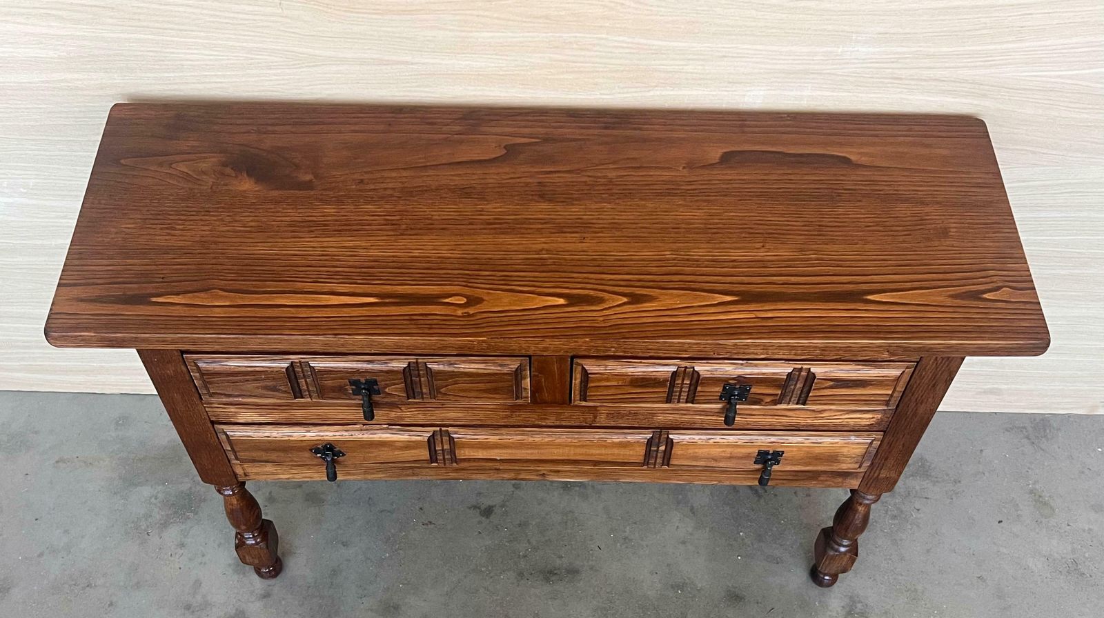 photo furniture Console catalane espagnole en noyer sculpté, quatre tiroirs, XIXe siècle