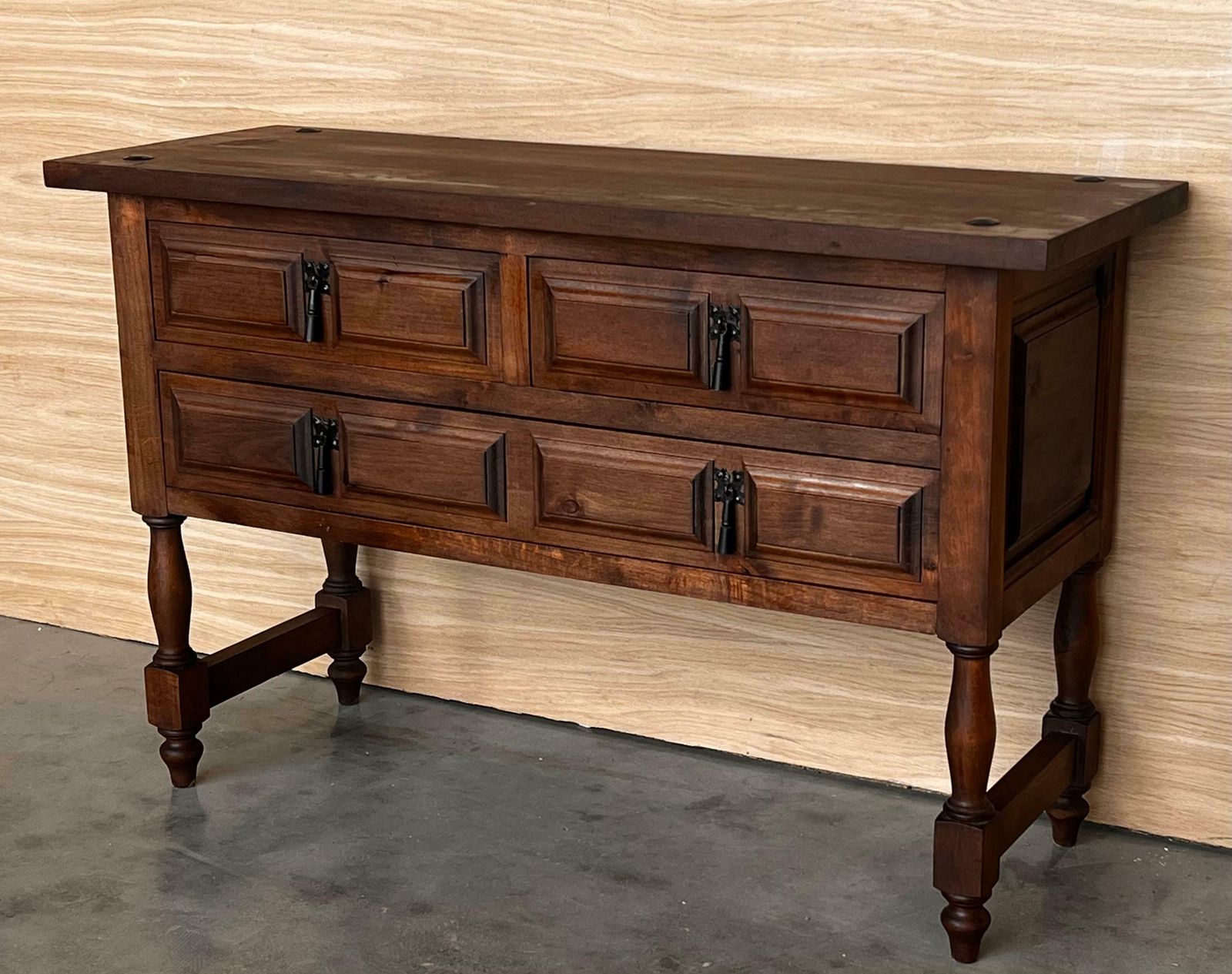 Console catalane espagnole en noyer sculpté, quatre tiroirs, XIXe siècle photo for sale