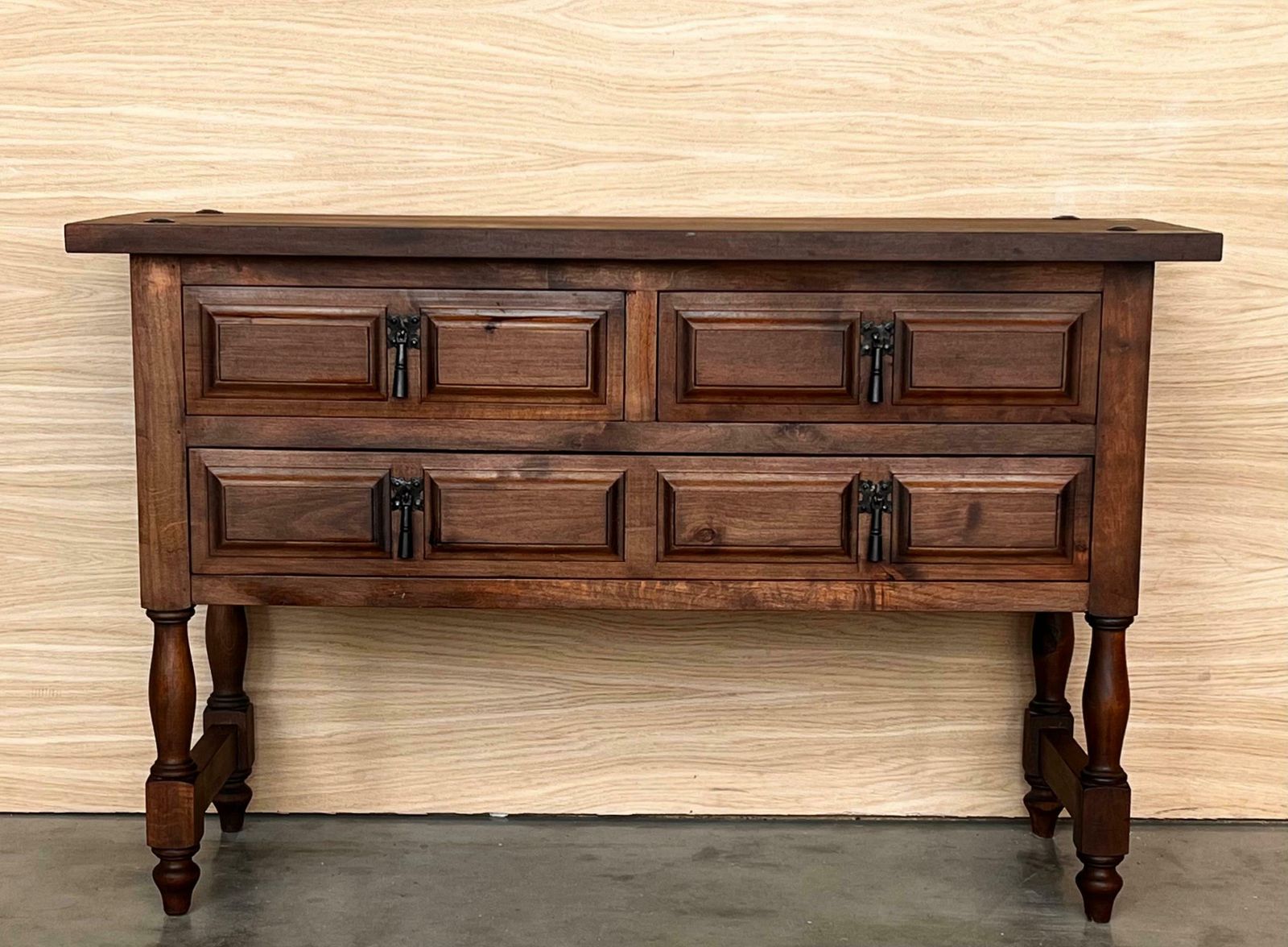 Console catalane espagnole en noyer sculpté, quatre tiroirs, XIXe siècle photo Mobilier