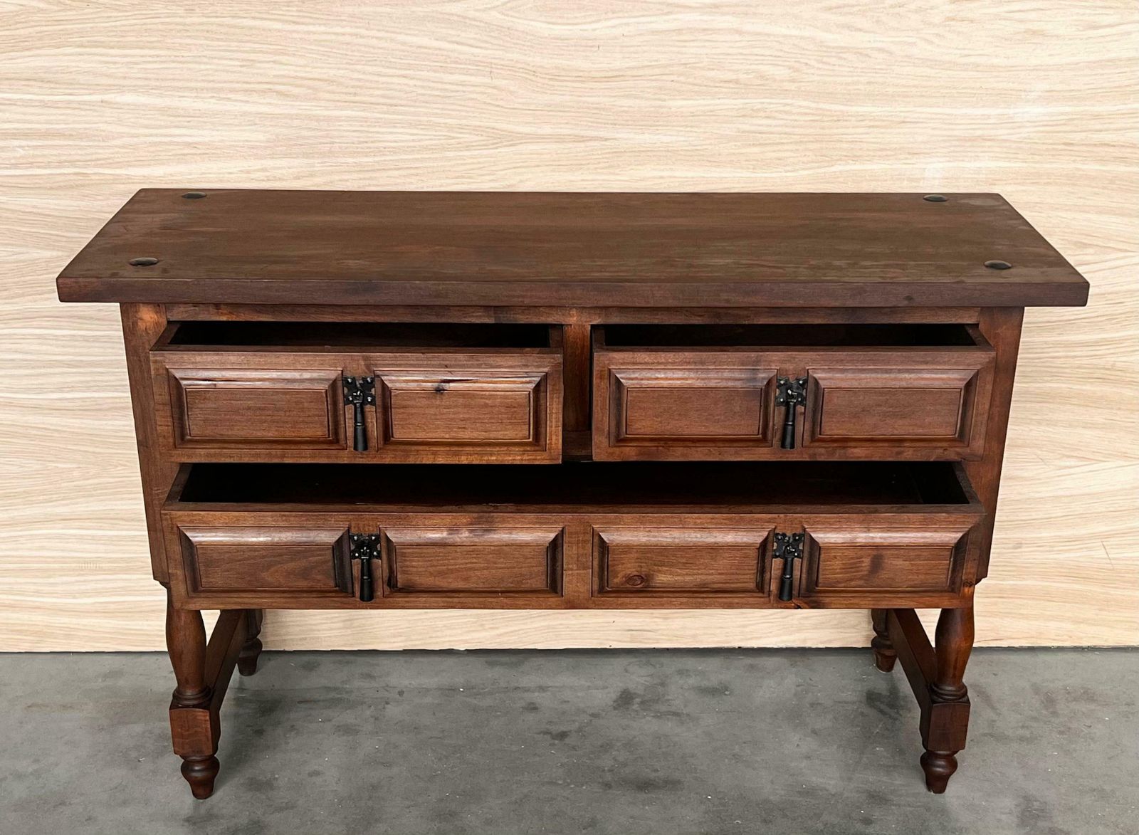 Console catalane espagnole en noyer sculpté, quatre tiroirs, XIXe siècle photo vinterior