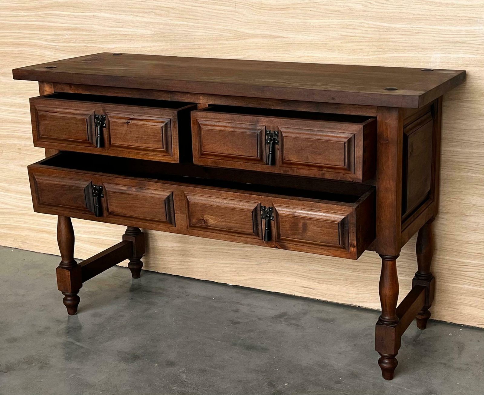 Console catalane espagnole en noyer sculpté, quatre tiroirs, XIXe siècle photo buy