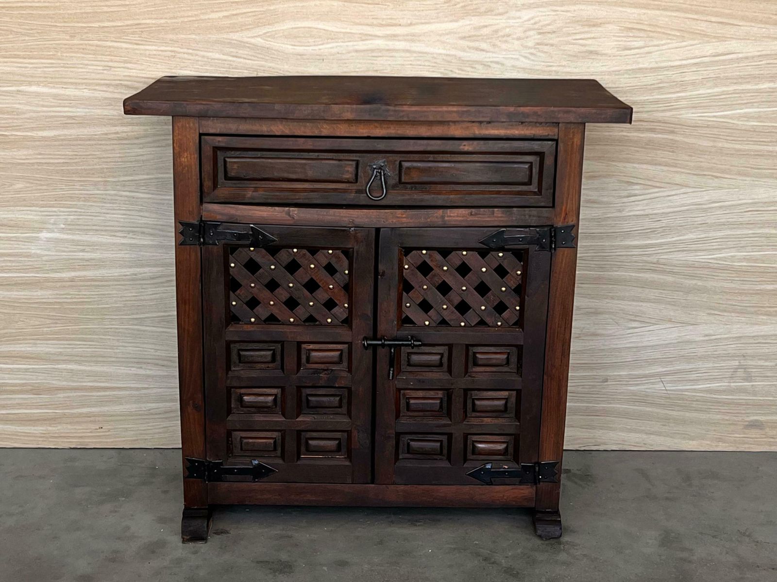 Commode espagnole en noyer sculpté, tables de chevet ou console étroite, années 1920 photo for sale