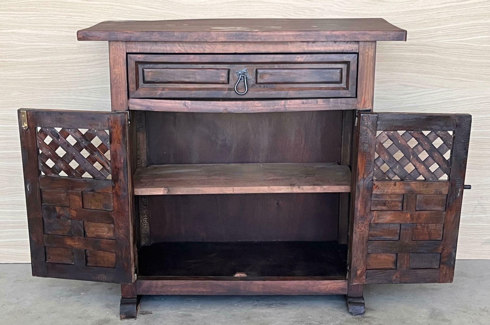 Commode espagnole en noyer sculpté, tables de chevet ou console étroite, années 1920 photo buy