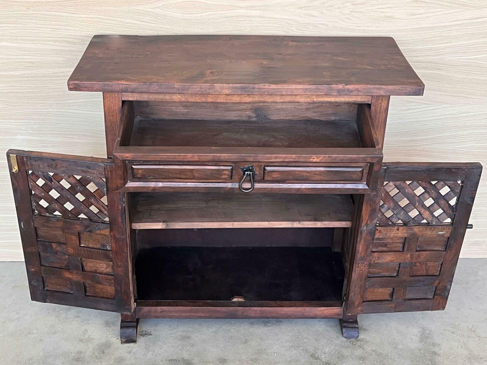 Commode espagnole en noyer sculpté, tables de chevet ou console étroite, années 1920 photo vintage