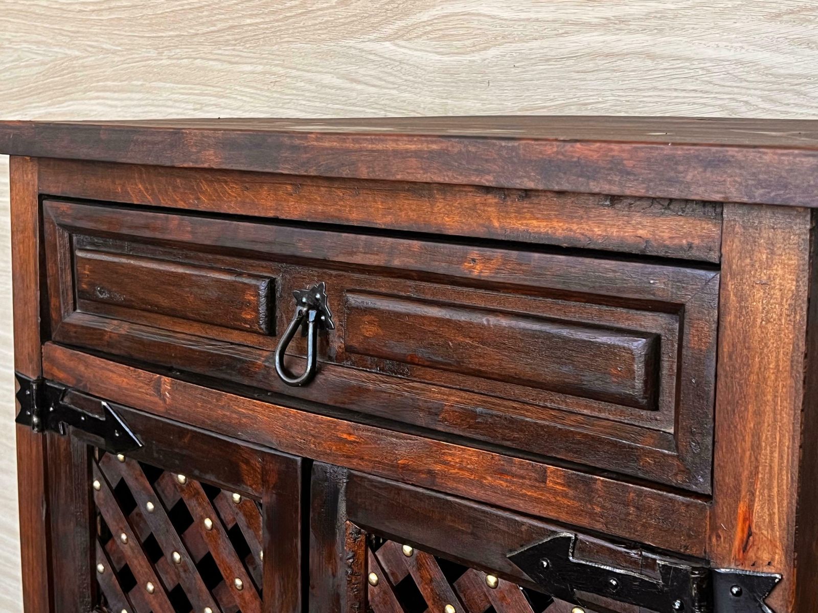 photo furniture Commode espagnole en noyer sculpté, tables de chevet ou console étroite, années 1920