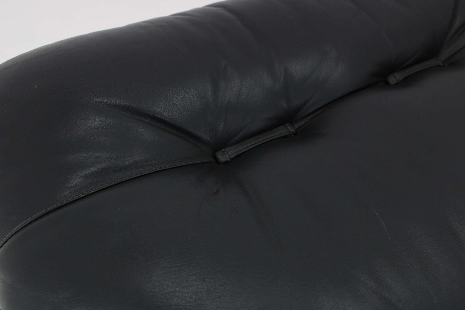 photo vinterior 1970s Armchair In Black Leather, Italy