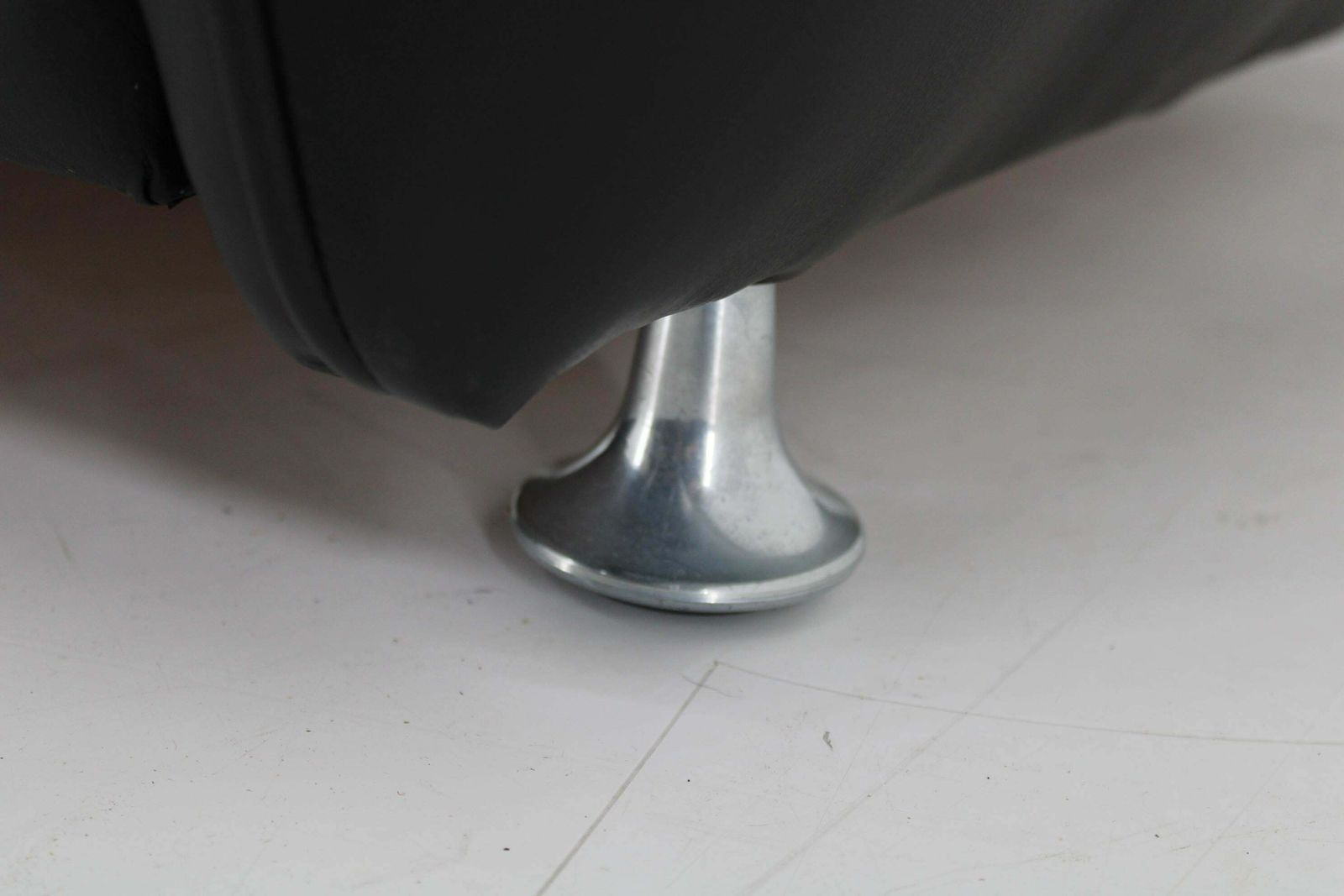 photo buy 1970s Armchair In Black Leather, Italy