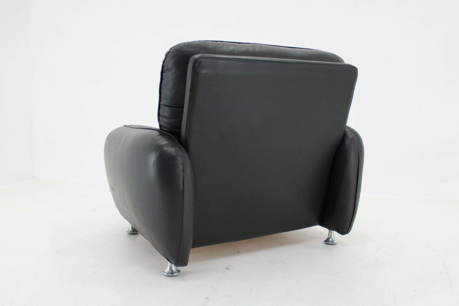 1970s Italian Armchair In Black Leather photo vinterior