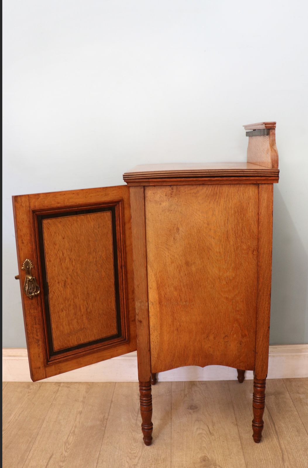 A Lovely Shapland & Petter Oak Inlaid Bedside Cabinet photo vinterior