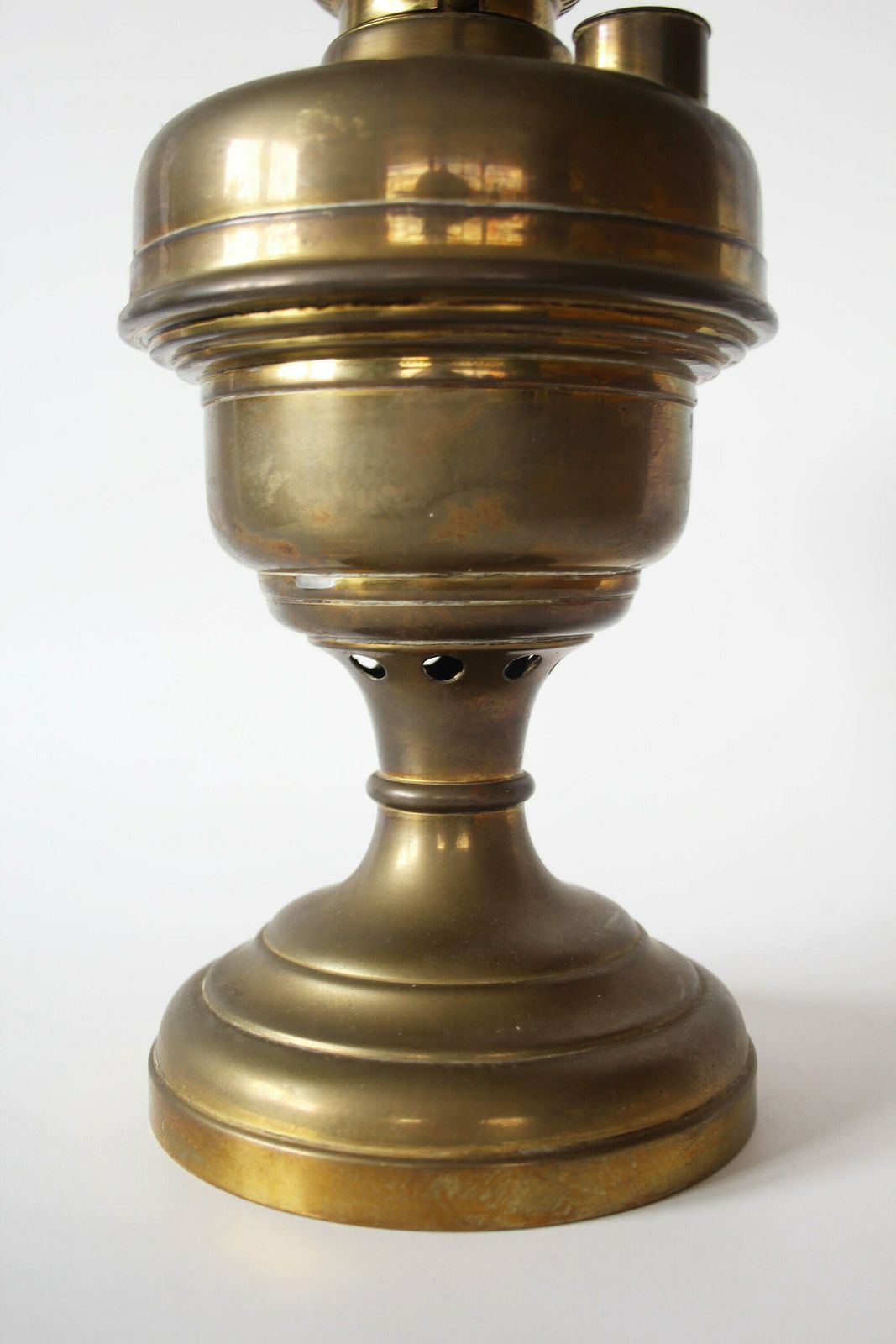 Hoge Antieke Messing Olielamp, L&B Lempereur Bernard België, Petroleumlamp, Kerosinelamp, Landelijke Decoratie, Mondgeblazen Glazen Bol photo furniture