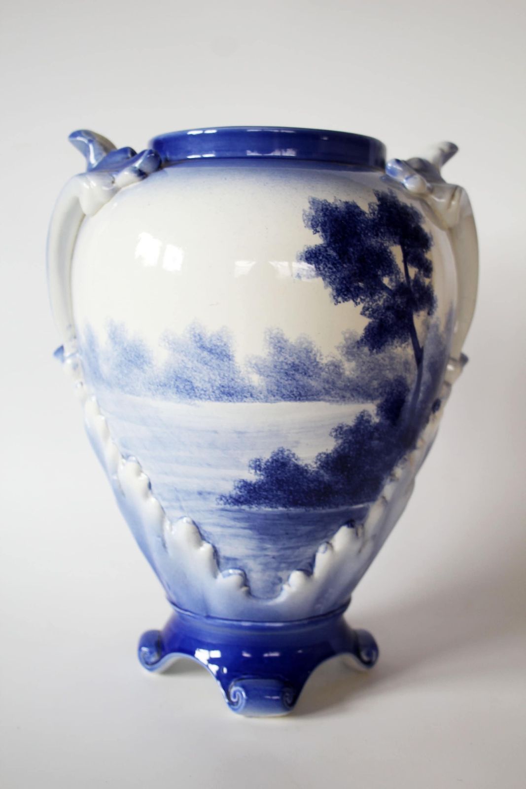 Grote Vintage Vaas In Blauw En Wit Keramiek, Ca. Jaren 1930, Delfts Aandoende Stijl Met Molenmotief, Handgeschilderd, Met Reliëfdecor – Nimy Mons photo Woonaccessoires