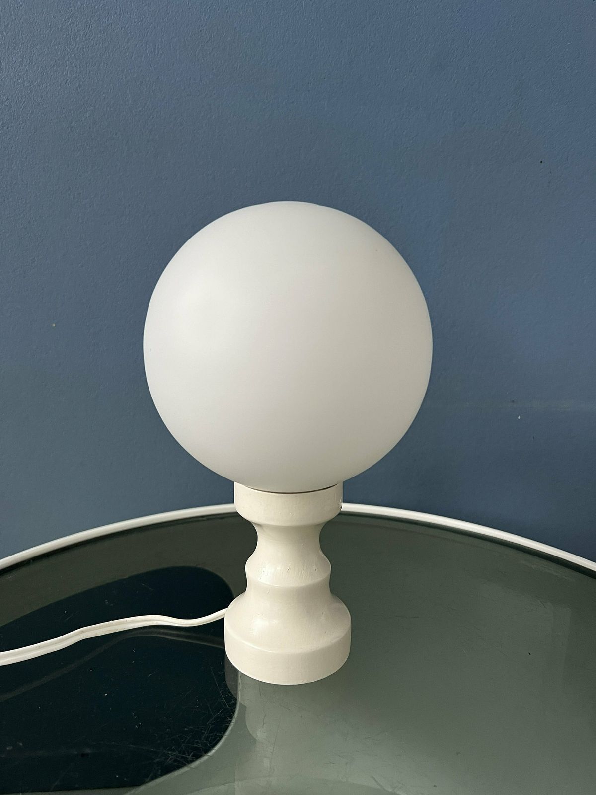 Witte Space Age Tafellamp Met Opalineglazen Kap photo buy