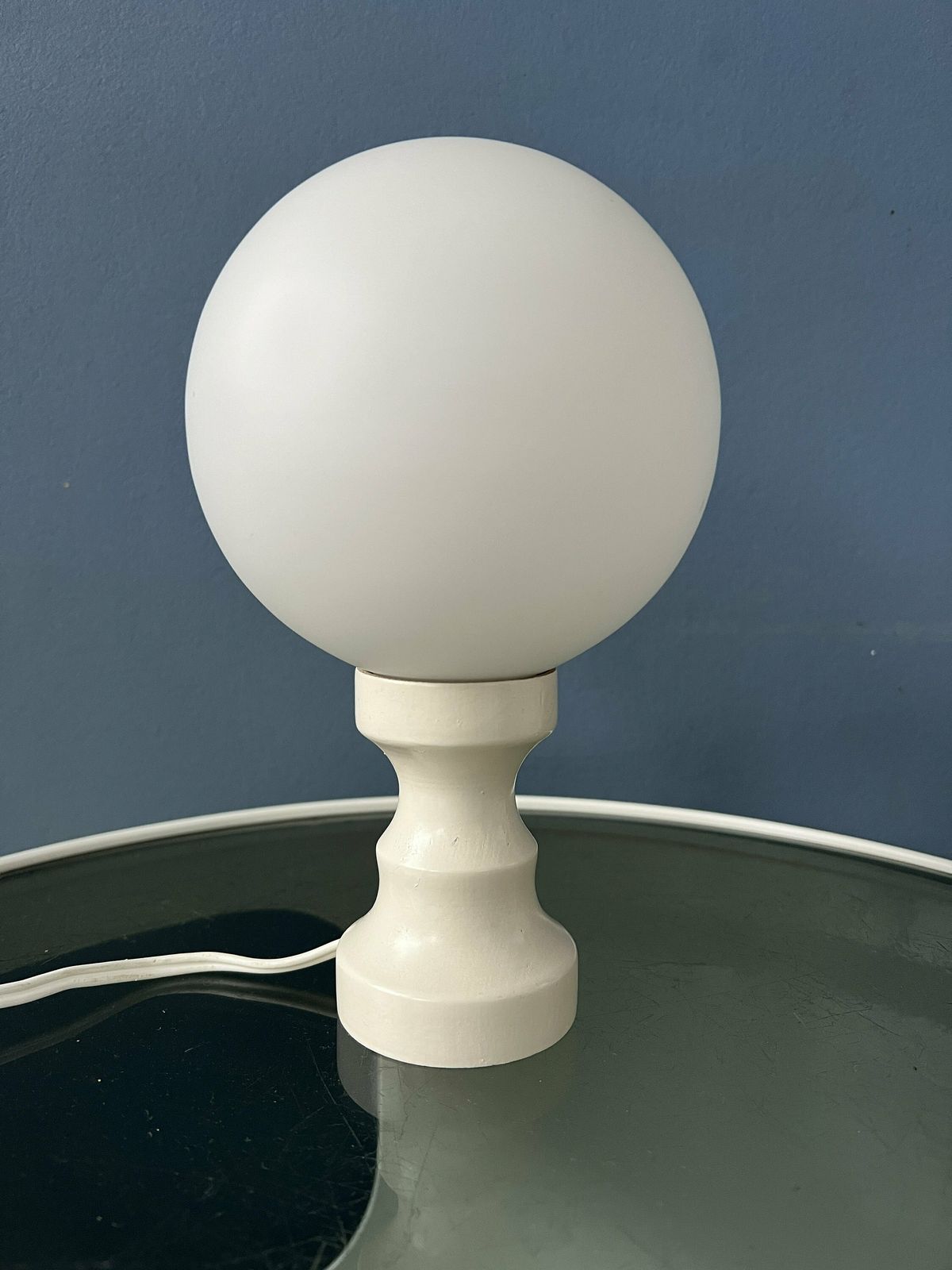Witte Space Age Tafellamp Met Opalineglazen Kap photo vintage