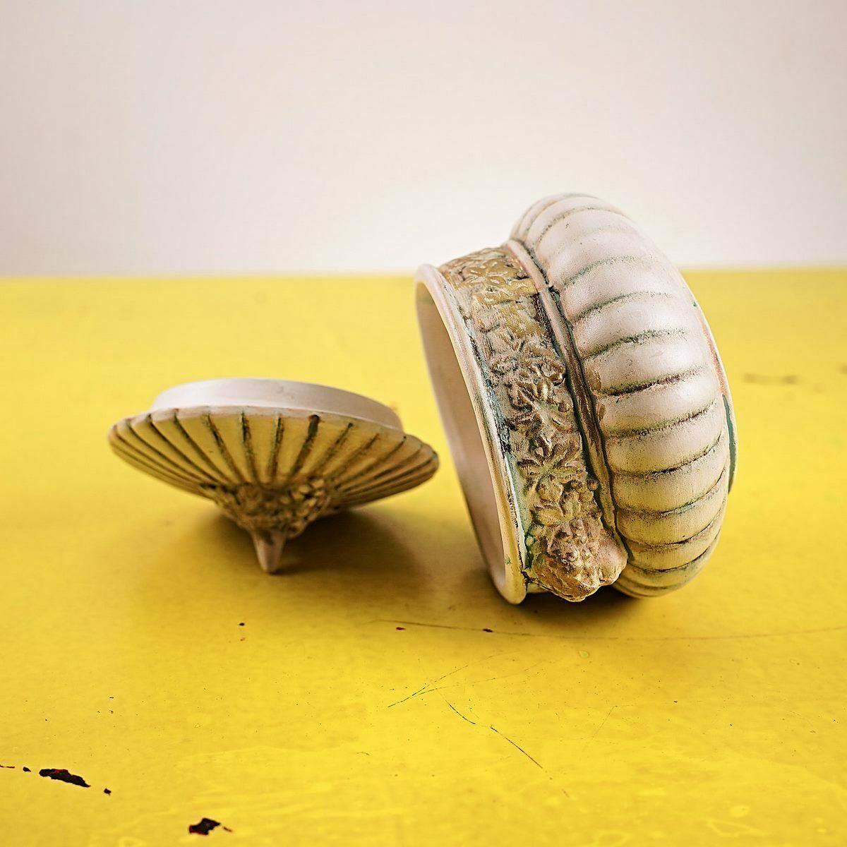 Vintage keramieken objecthouder, engeltjes en druiven photo Woonaccessoires