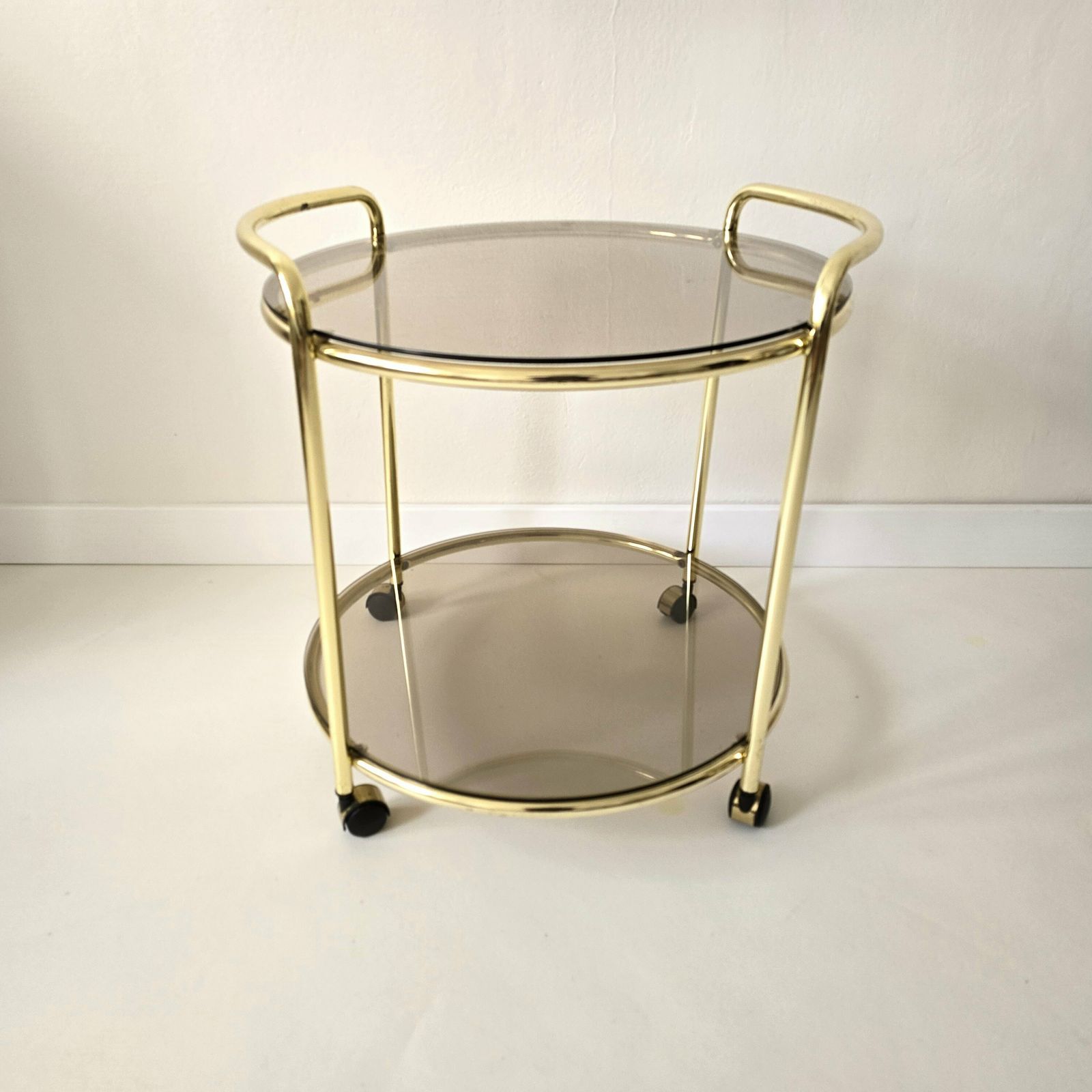 Vintage Mid Century Modern Serveerwagen Van Messing Met Gerookte Glazen photo for sale