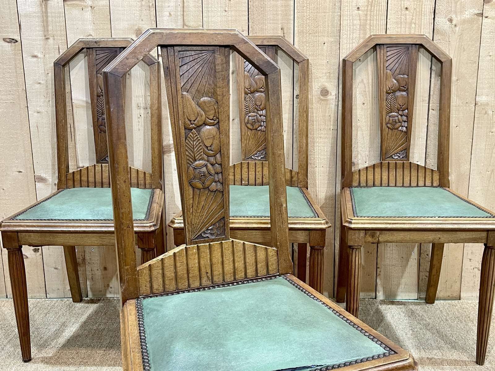photo furniture Set Of 4 Art Deco Chairs In Walnut And Skai Seat From The 1930s