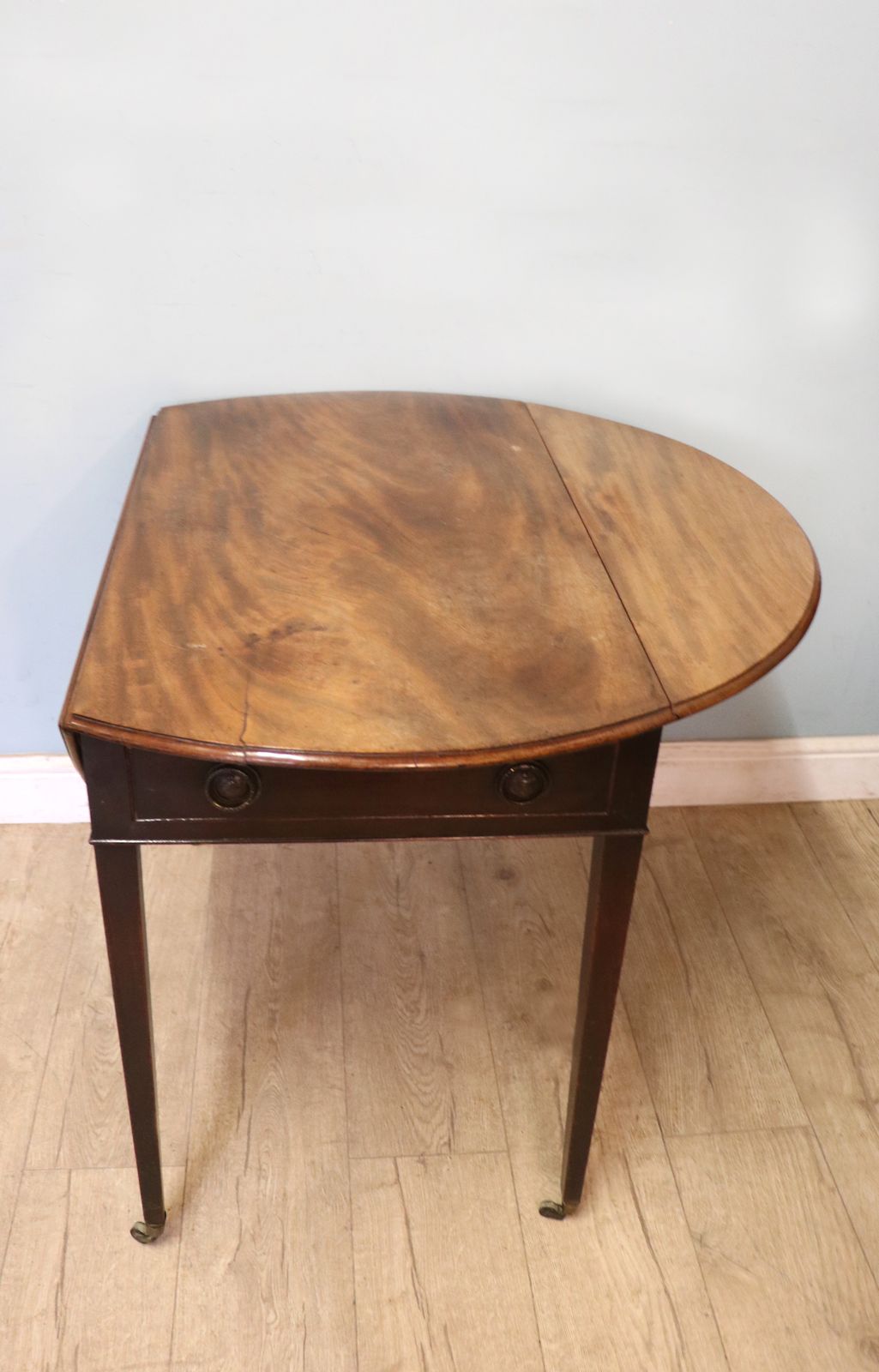A Lovely Late Georgian Mahogany Pembroke . photo vinterior