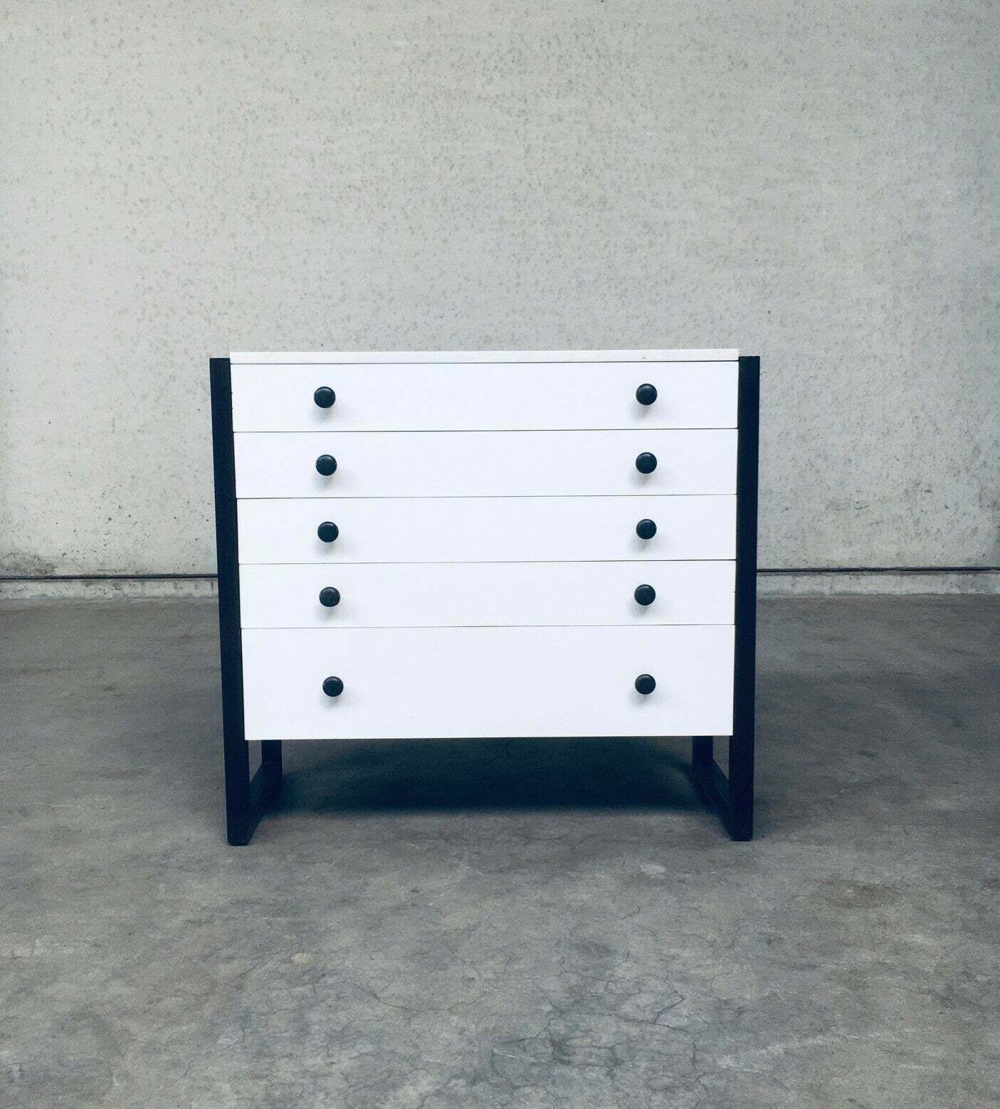 photo furniture Mid Century Modern Ladekast, België, Ca. Jaren 1960