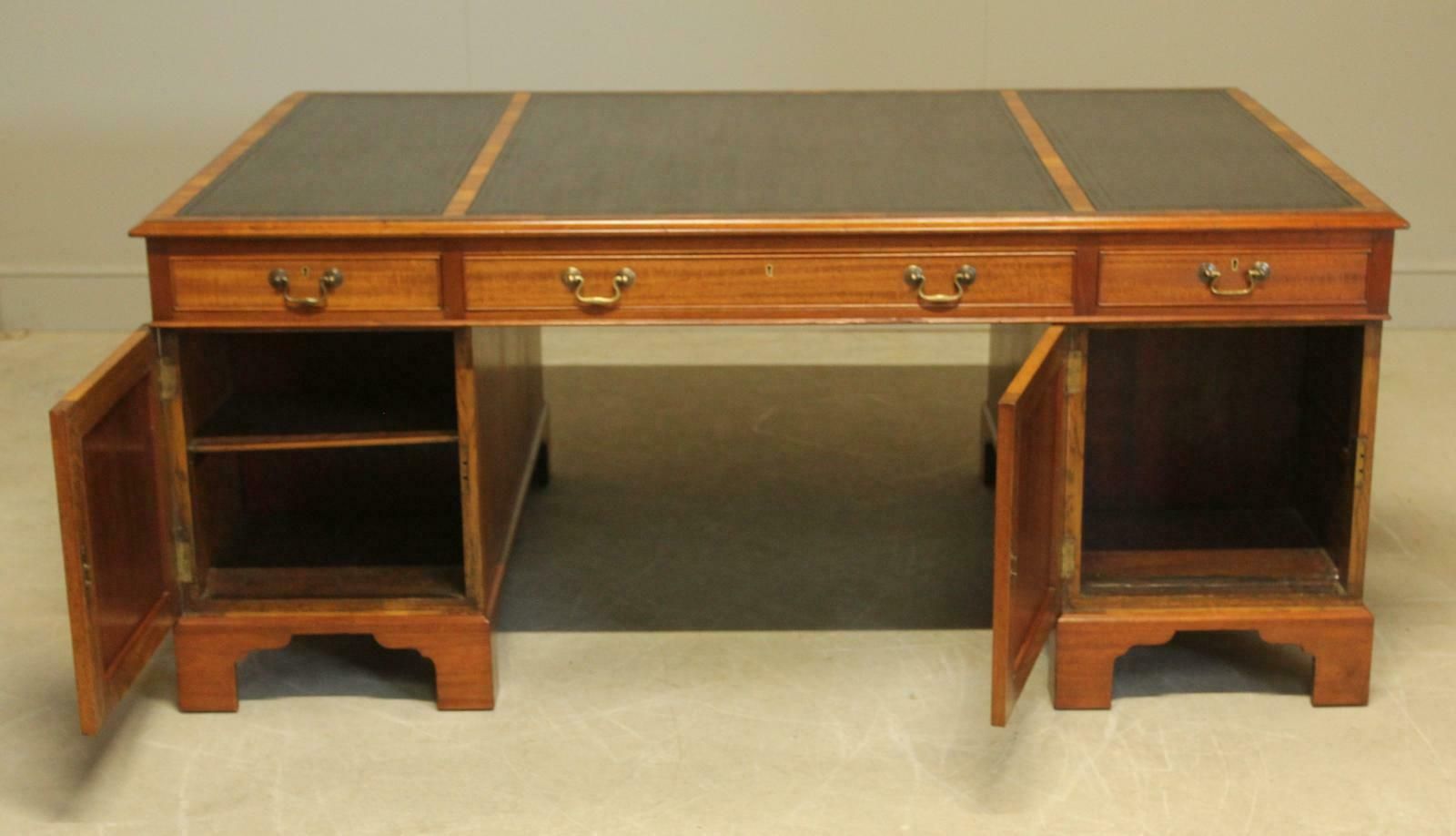 photo furniture Early 20th Century Large Mahogany Partners Desk