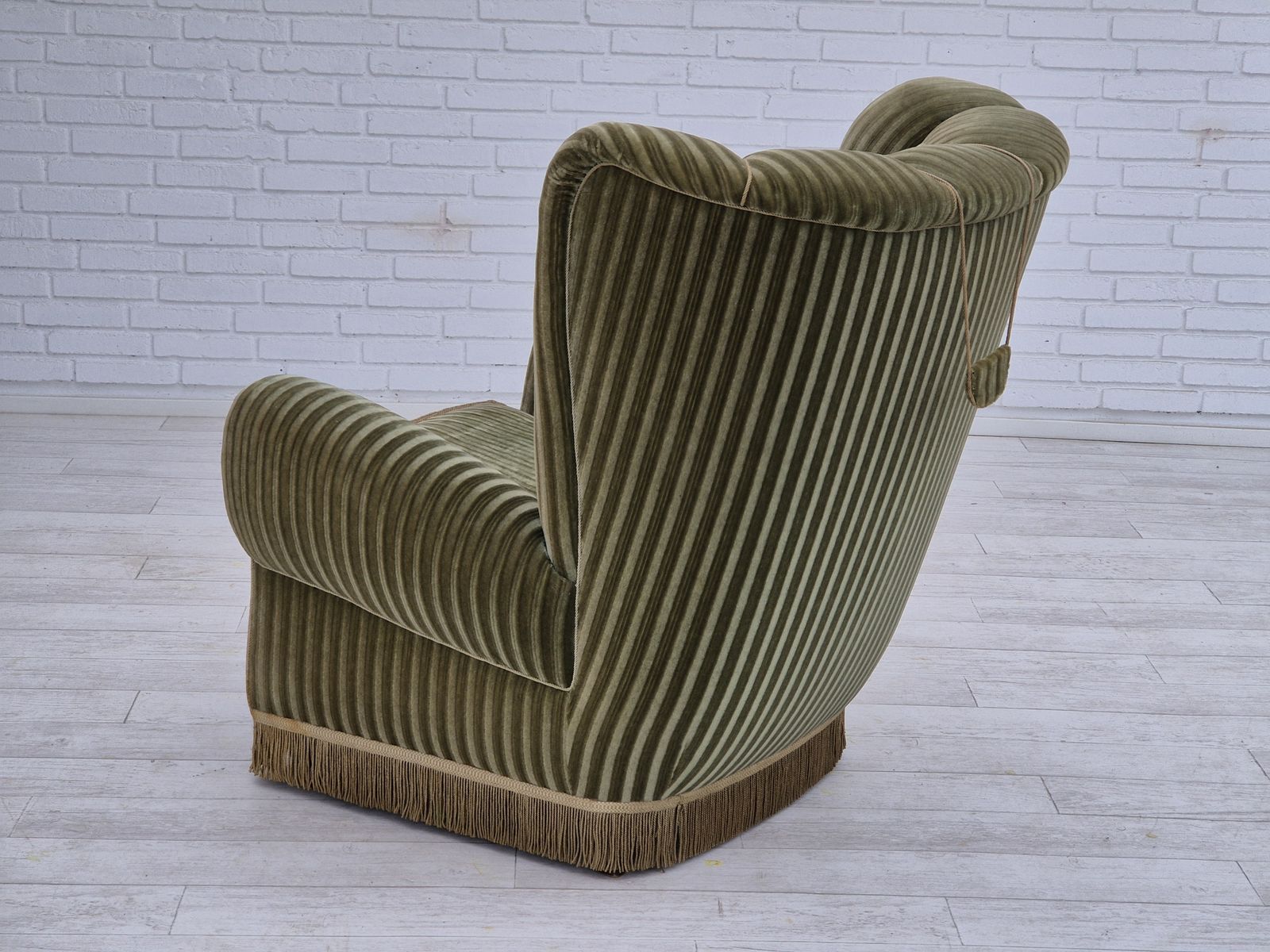photo vinterior 1960s, Danish Highback Relax Armchair, Original Condition, Green Furniture Velour.
