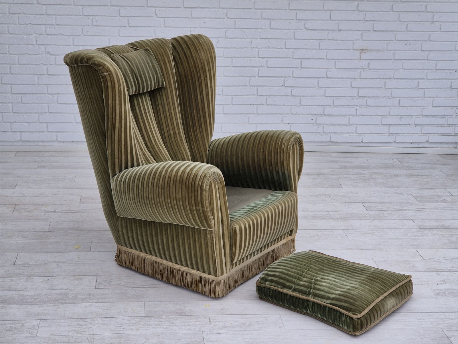 photo vintage 1960s, Danish Highback Relax Armchair, Original Condition, Green Furniture Velour.