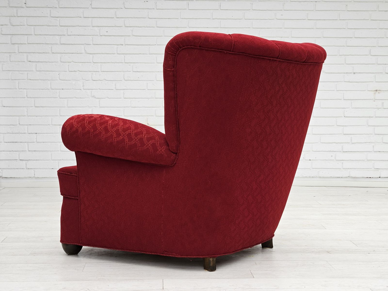 Jaren 1960, Deense Relaxfauteuil, Goede Staat, Rood Katoen/Wol, Eikenhout. photo vinterior