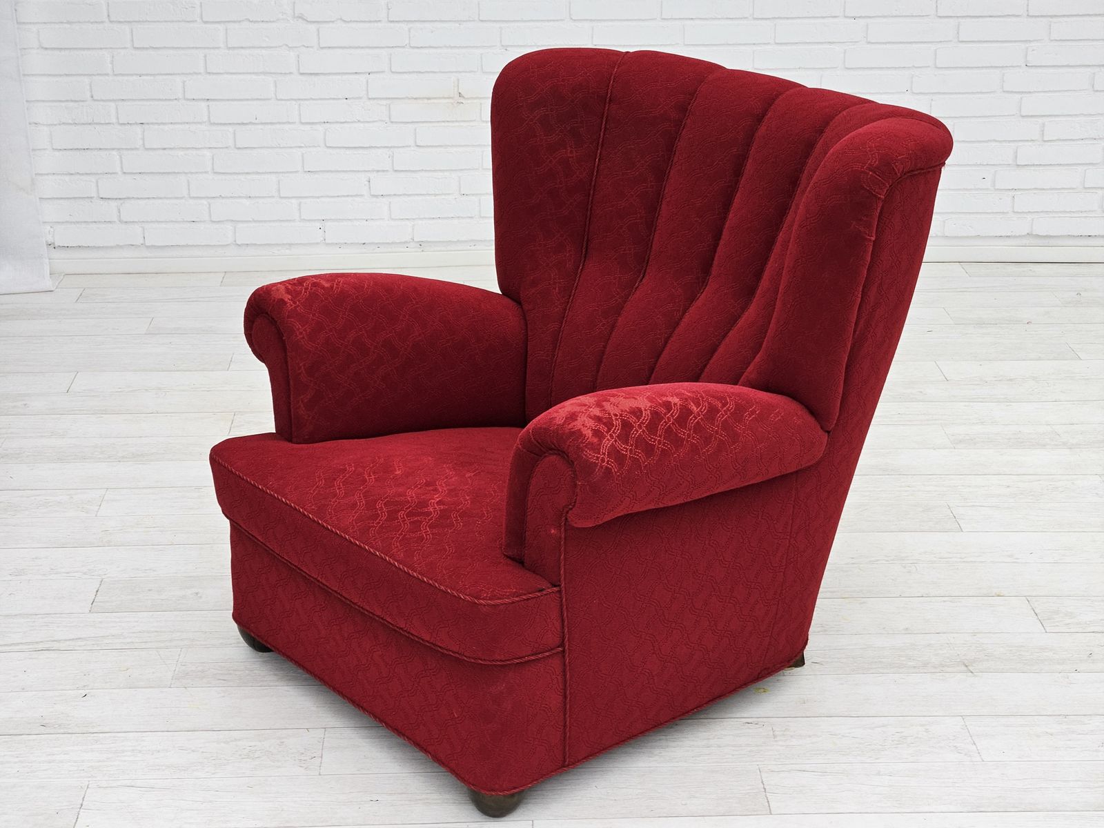 Jaren 1960, Deense Relaxfauteuil, Goede Staat, Rood Katoen/Wol, Eikenhout. photo vintage