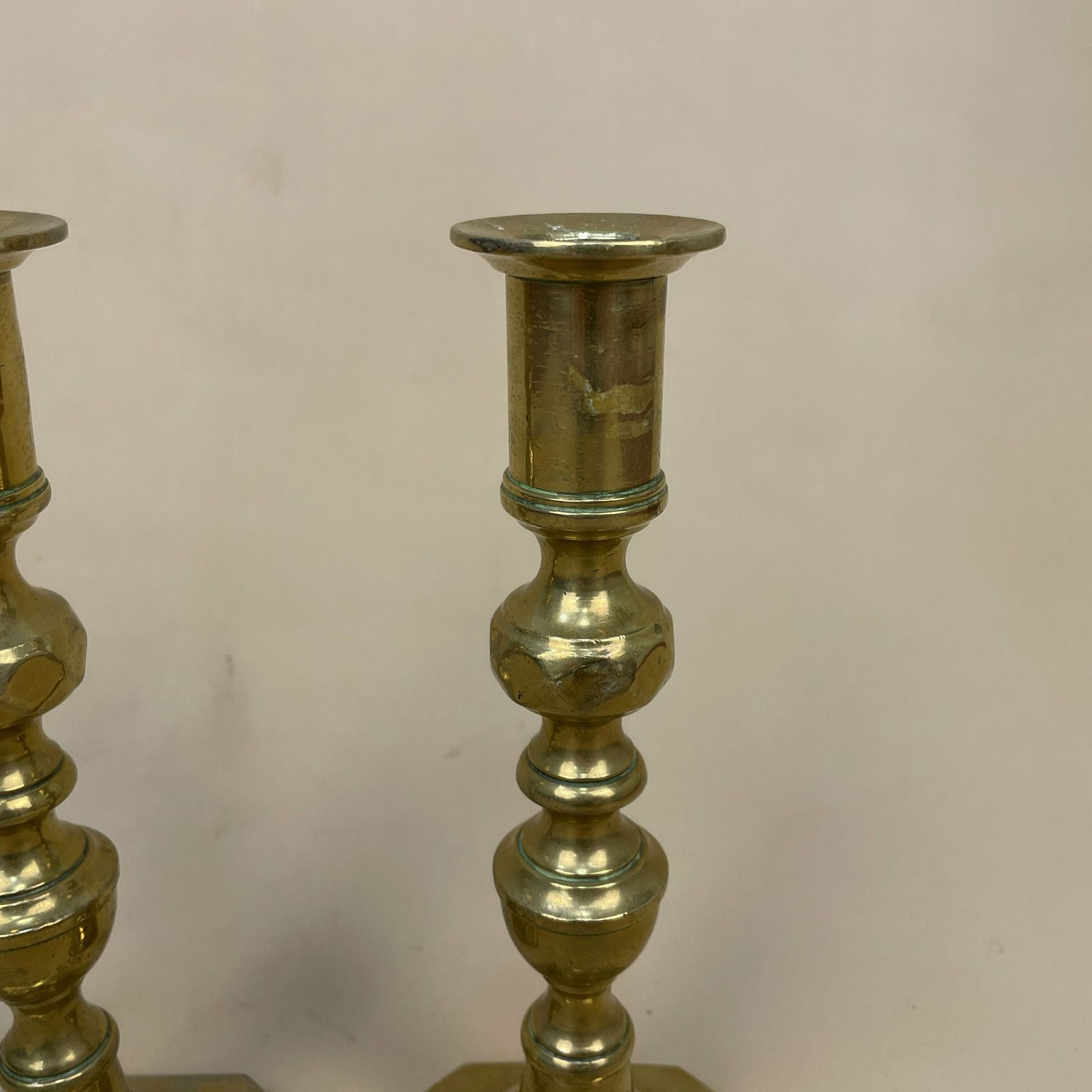 photo furniture Antique Matching Pair Of Gold Brass Metal Candlestick Candle Stick Vintage Column Taper Dinner Candlesticks Square Base Column