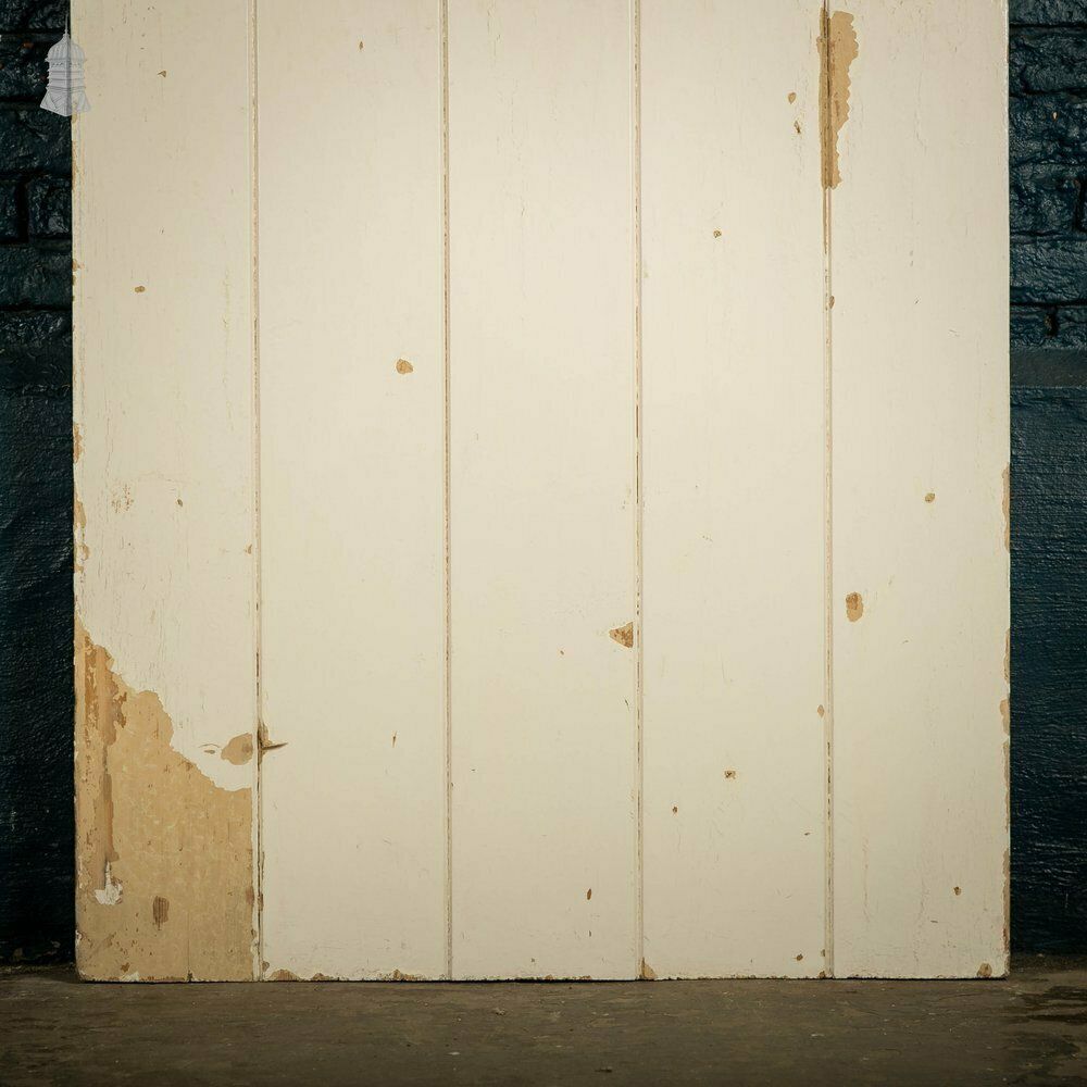 photo vintage Ledged Plank Door, White Painted
