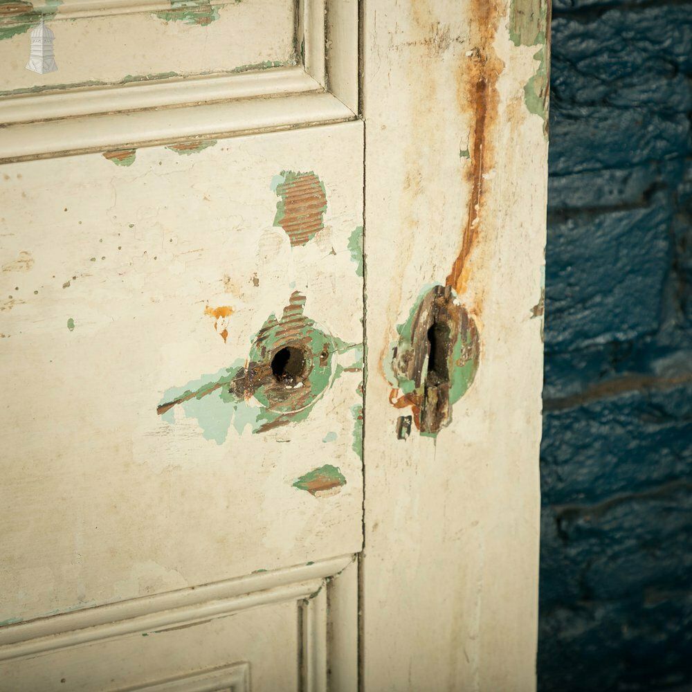 photo vintage Pine Paneled Door, 6 Moulded Panel White Painted Missing Moulding