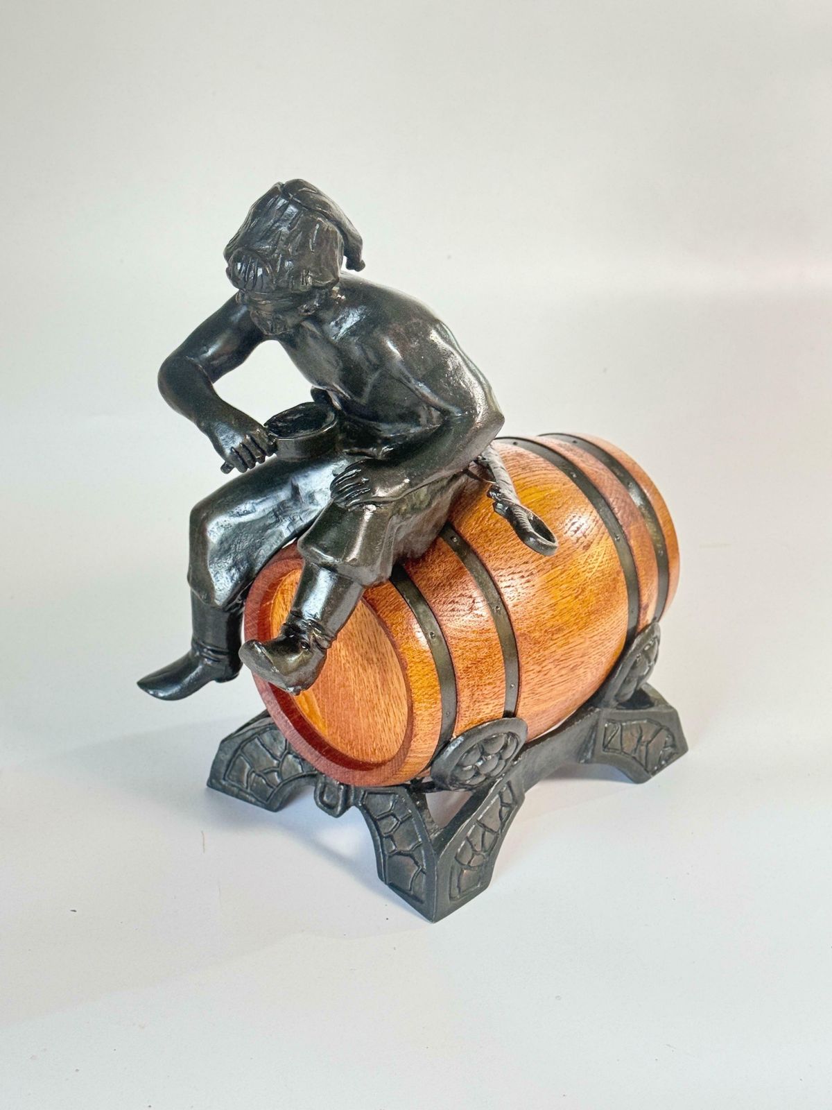 photo vintage Oak And Brass Sailor’s Rum Barrel With Bronze Sculpture Of A Russian Cossack