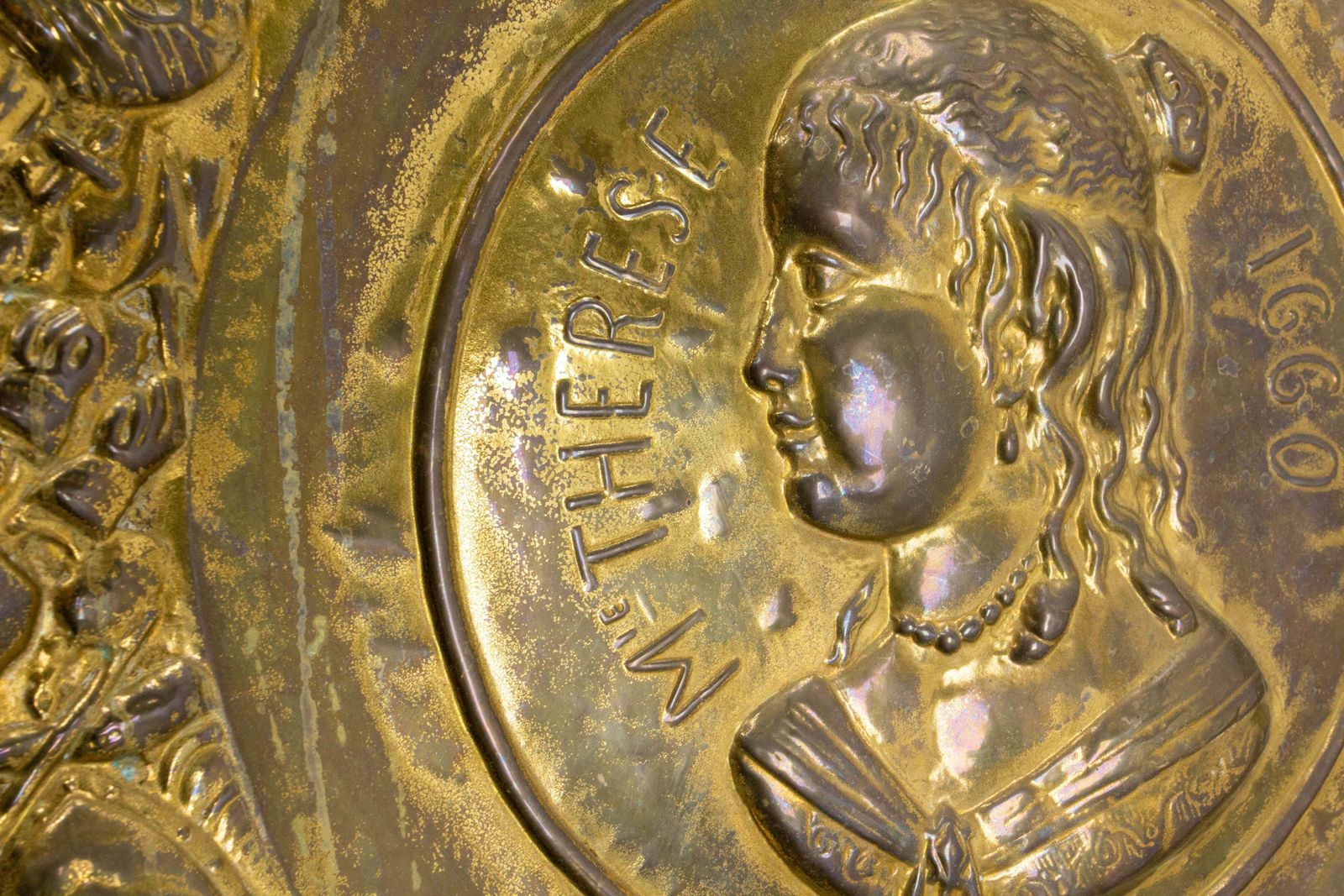 French Golden Copper Tray Profile Of The Wife Of Louis 14, 19th Mid Century photo buy