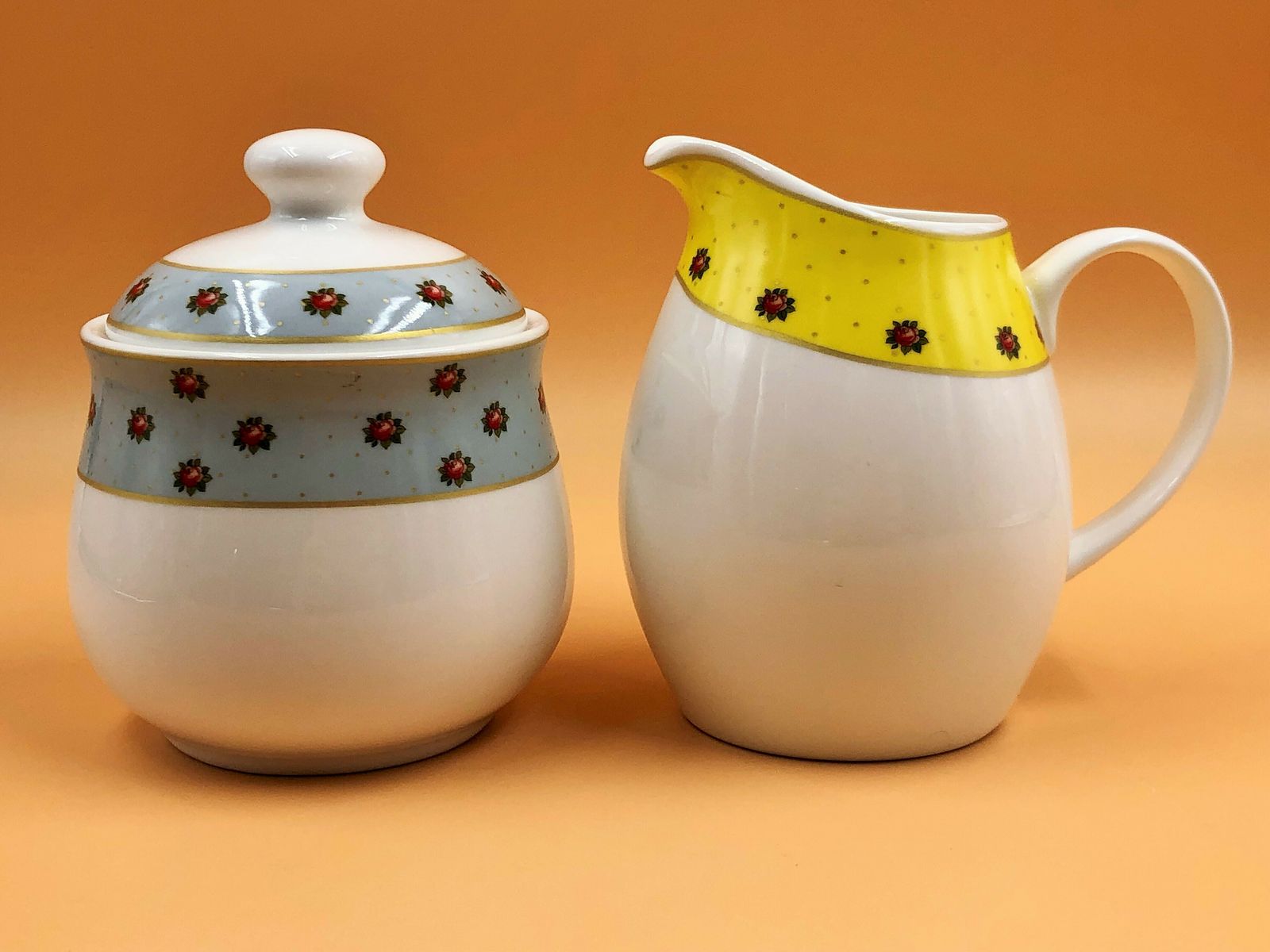photo vinterior Aynsley China Polka Dot Roses Tea Set For 4. 1.5 Pint Capacity Teapot, 4 Mugs, Creamer & Sugar In Original Box.