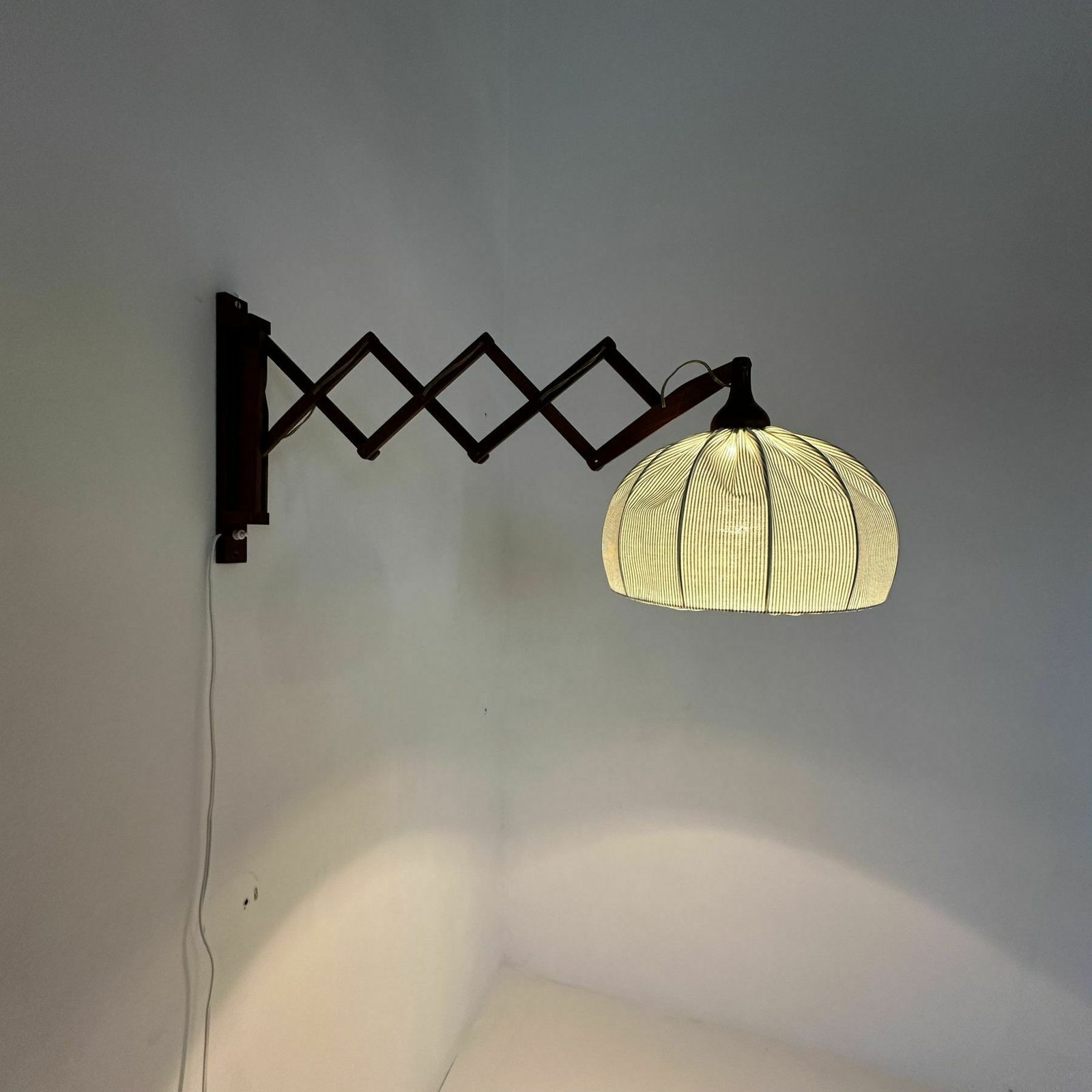 Vintage Teakhouten Schaarlamp Voor Aan De Wand, Jaren 1960 photo for sale