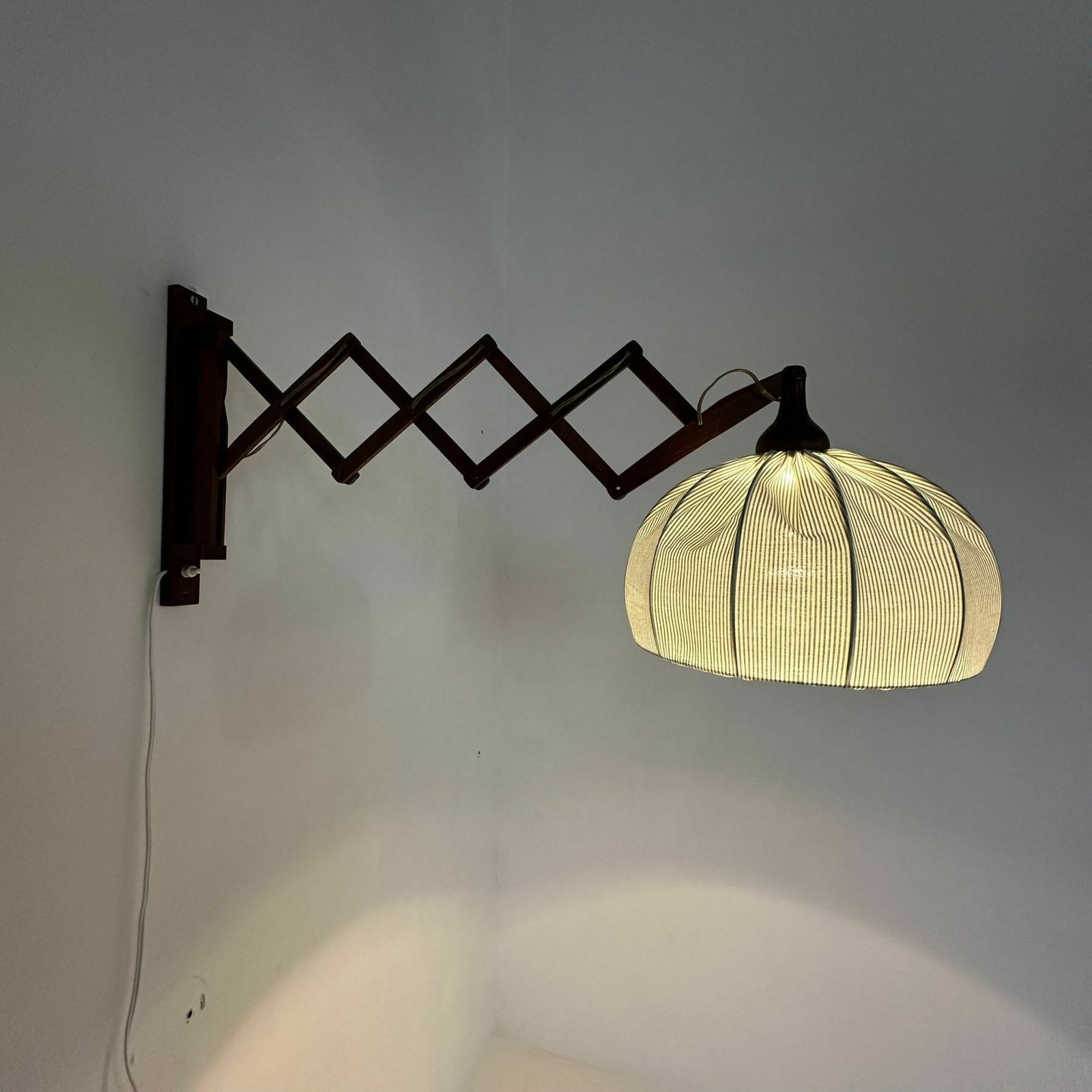 Vintage Teakhouten Schaarlamp Voor Aan De Wand, Jaren 1960 photo Verlichting