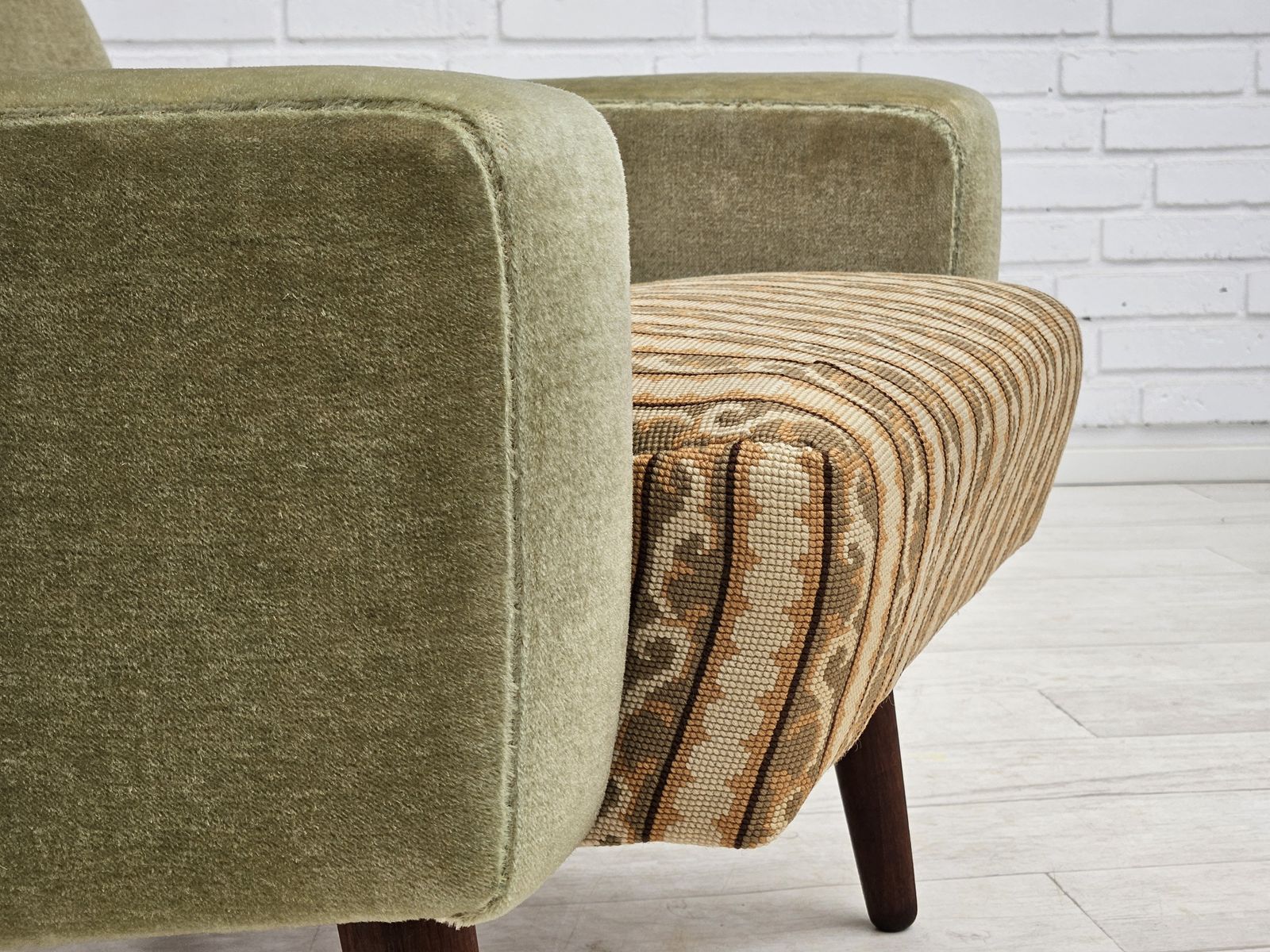 Jaren 1970, Deense Fauteuil, Staat Zoals Gevonden, Meubelvelours, Geweven Wollen Stof, Teakhout. photo vintage