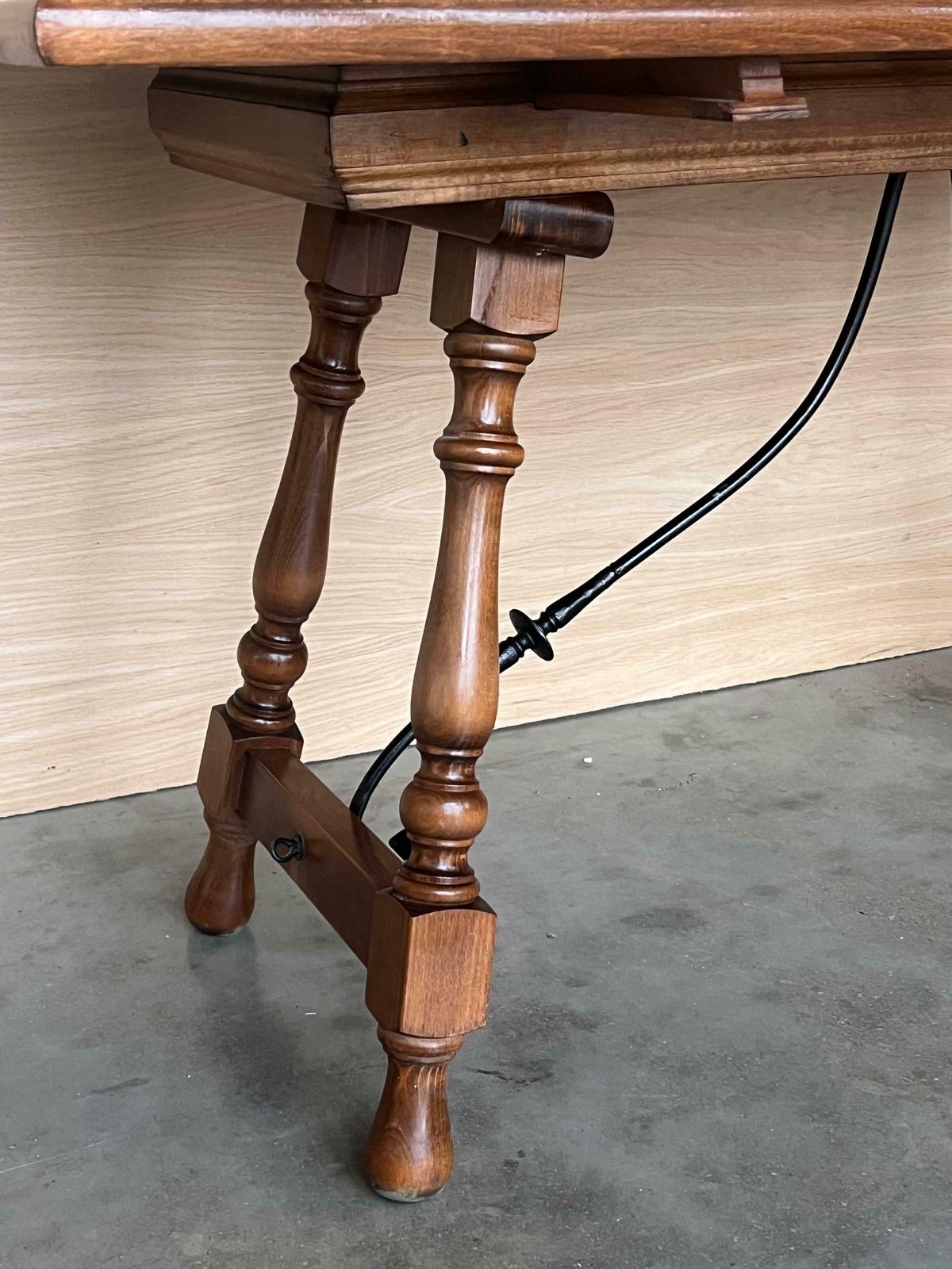 Console espagnole à abattant du XXe siècle, avec entretoise en fer photo vintage