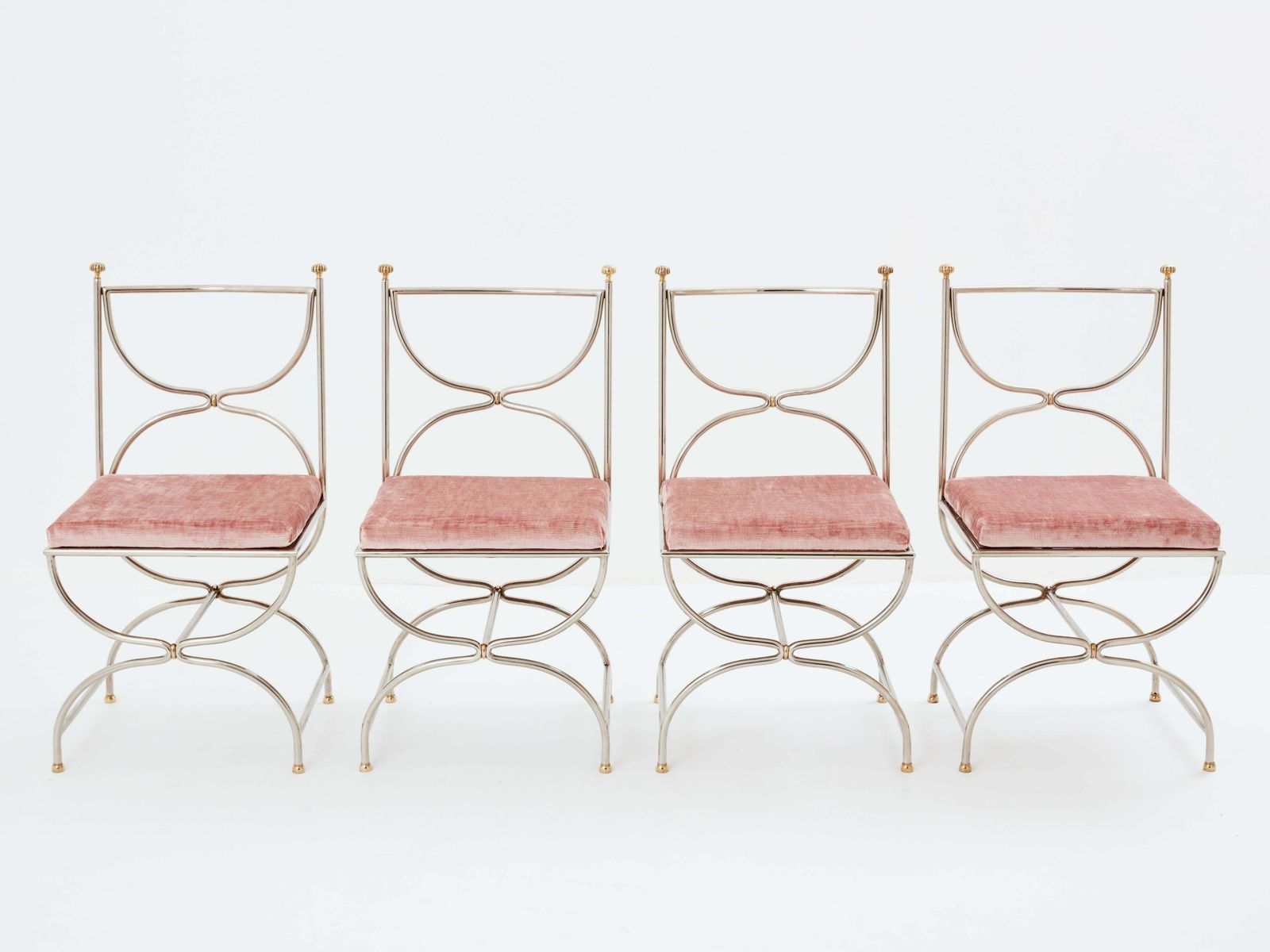 Mobilier Ensemble de 12 chaises curules Maison Jansen en acier et laiton, velours rose, années 1960 photo