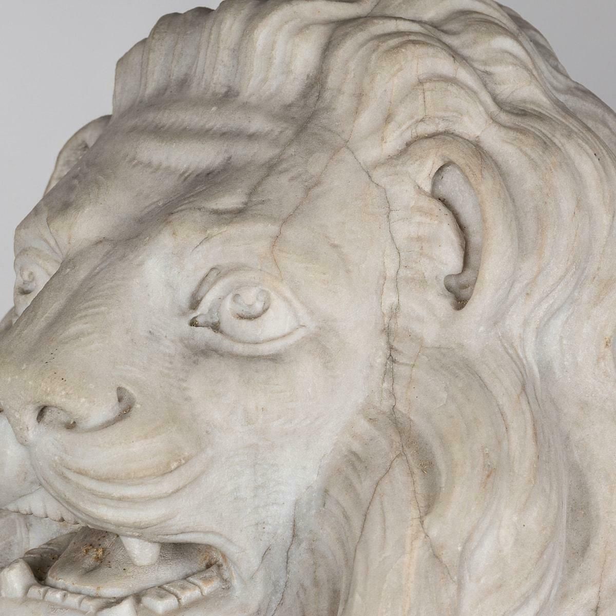 19595.0 Antique 19th Century Italian Pair Of Marble Lions With Heraldic Shield C.1880 photo