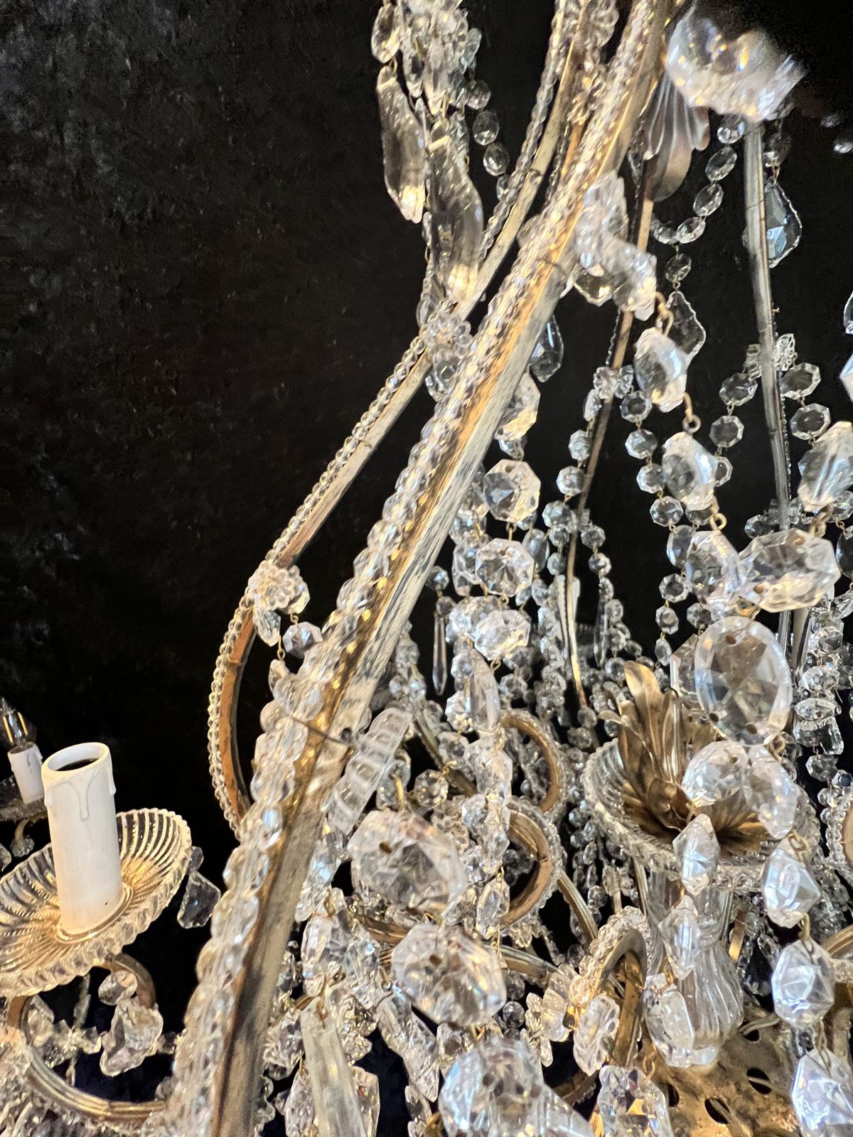 photo vinterior A Pair Of Eight Light Florentine Antique Chandeliers