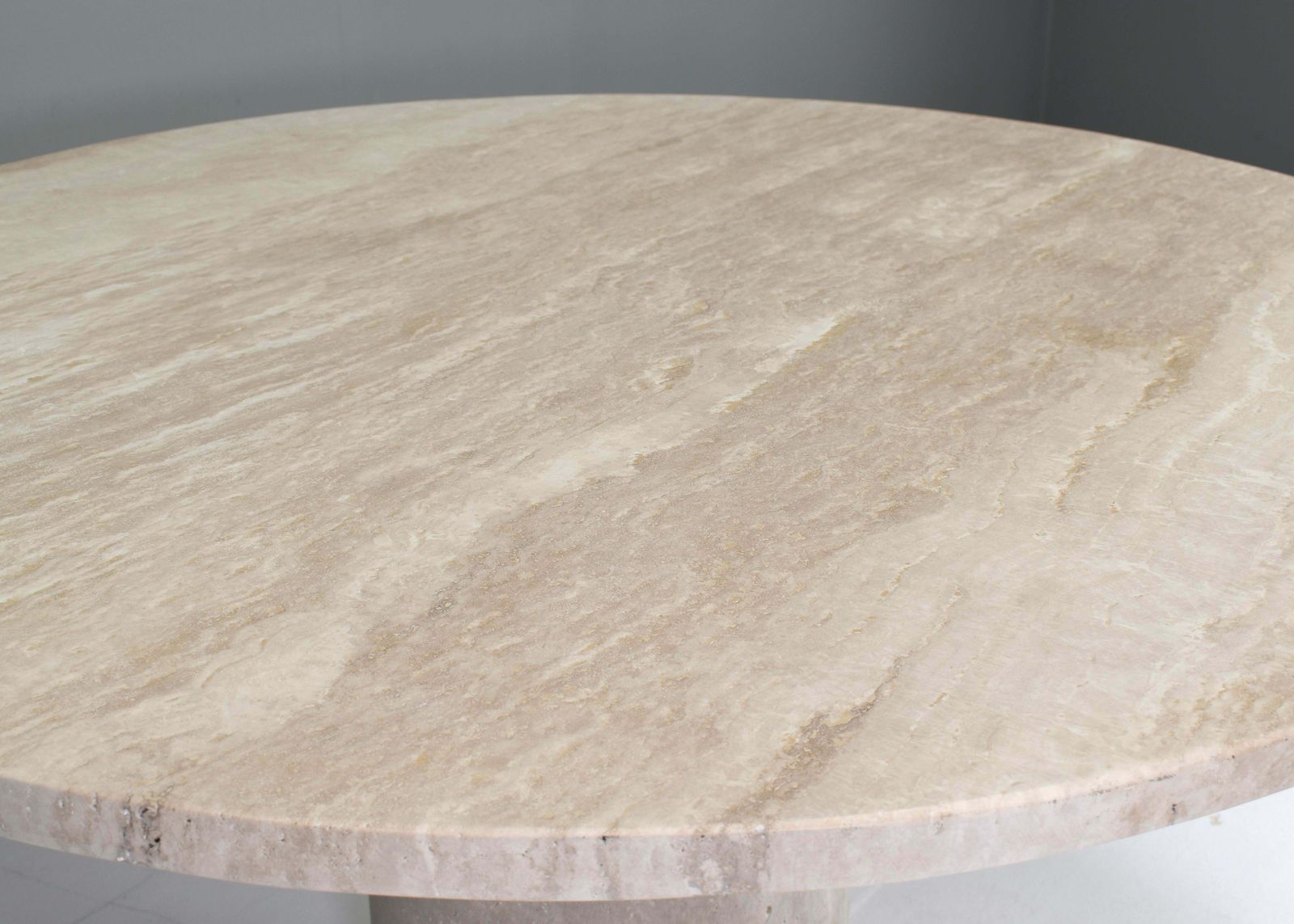 Exquisite Round Travertine Dining Table In The Manor Of Up& Up / Kelly Wearstler photo for sale