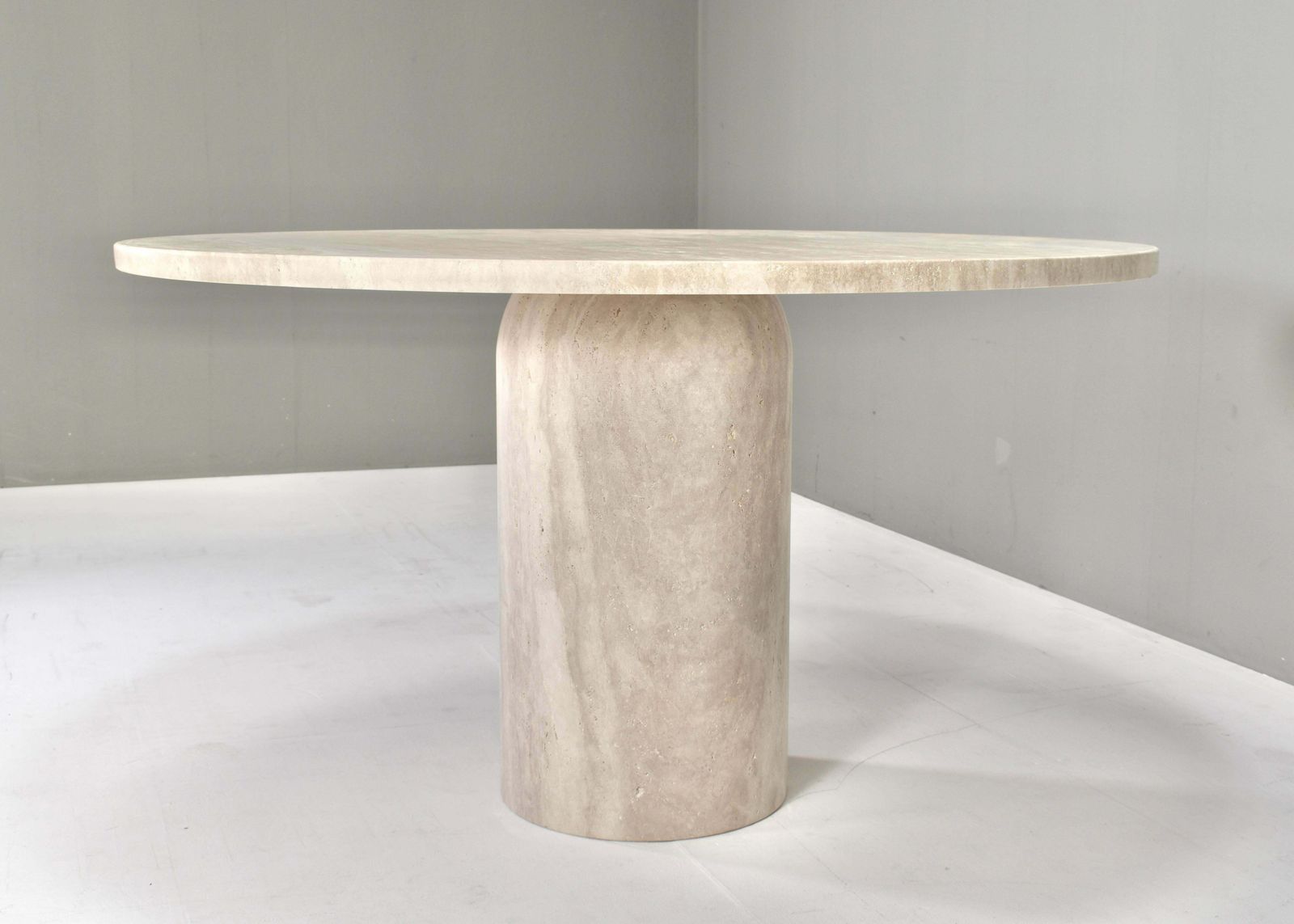 Exquisite Round Travertine Dining Table In The Manor Of Up& Up / Kelly Wearstler photo buy