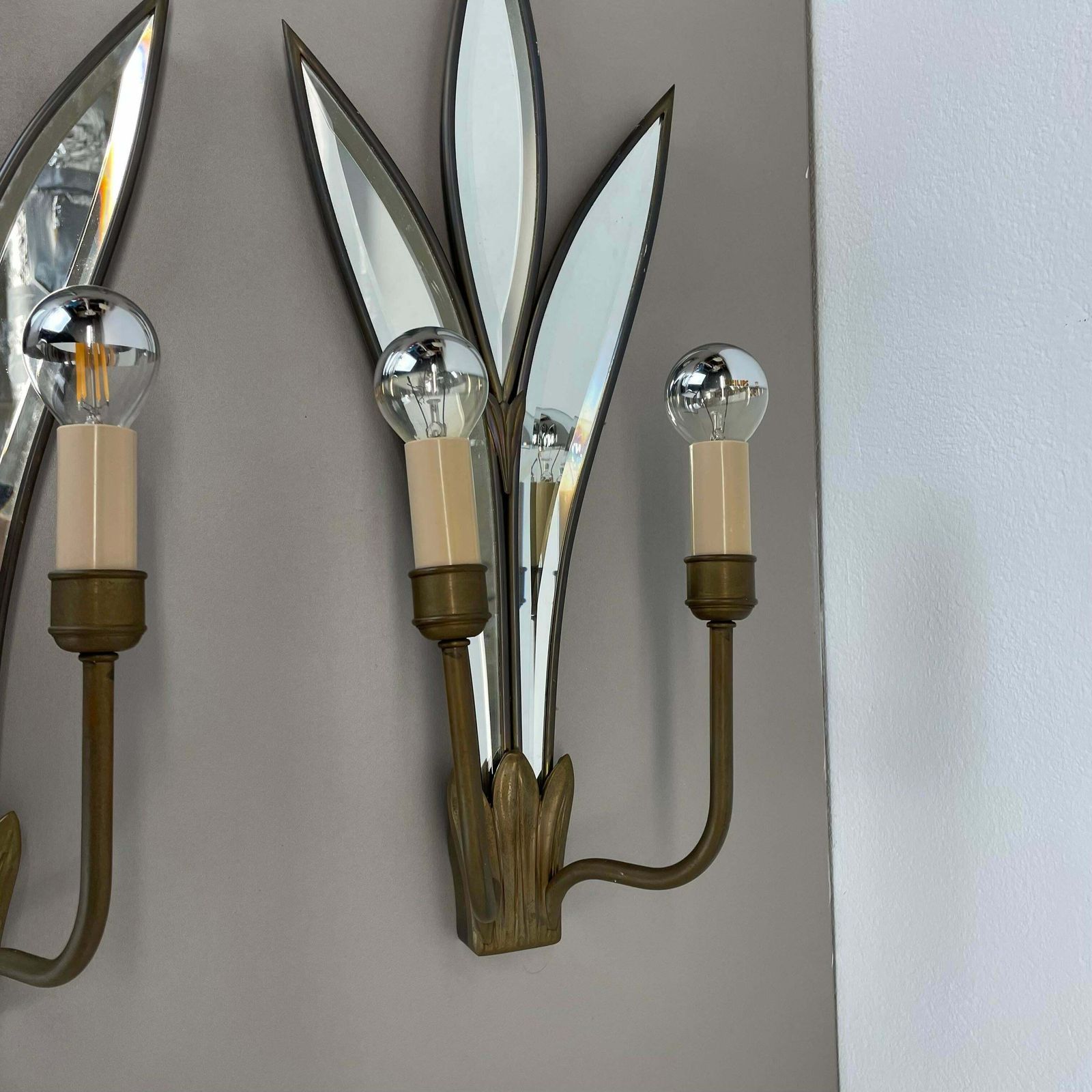 Set Of Two Xxl 56cm Floral Mirror And Bronze Theatre Wall Light, France 1970 No2 photo vinterior